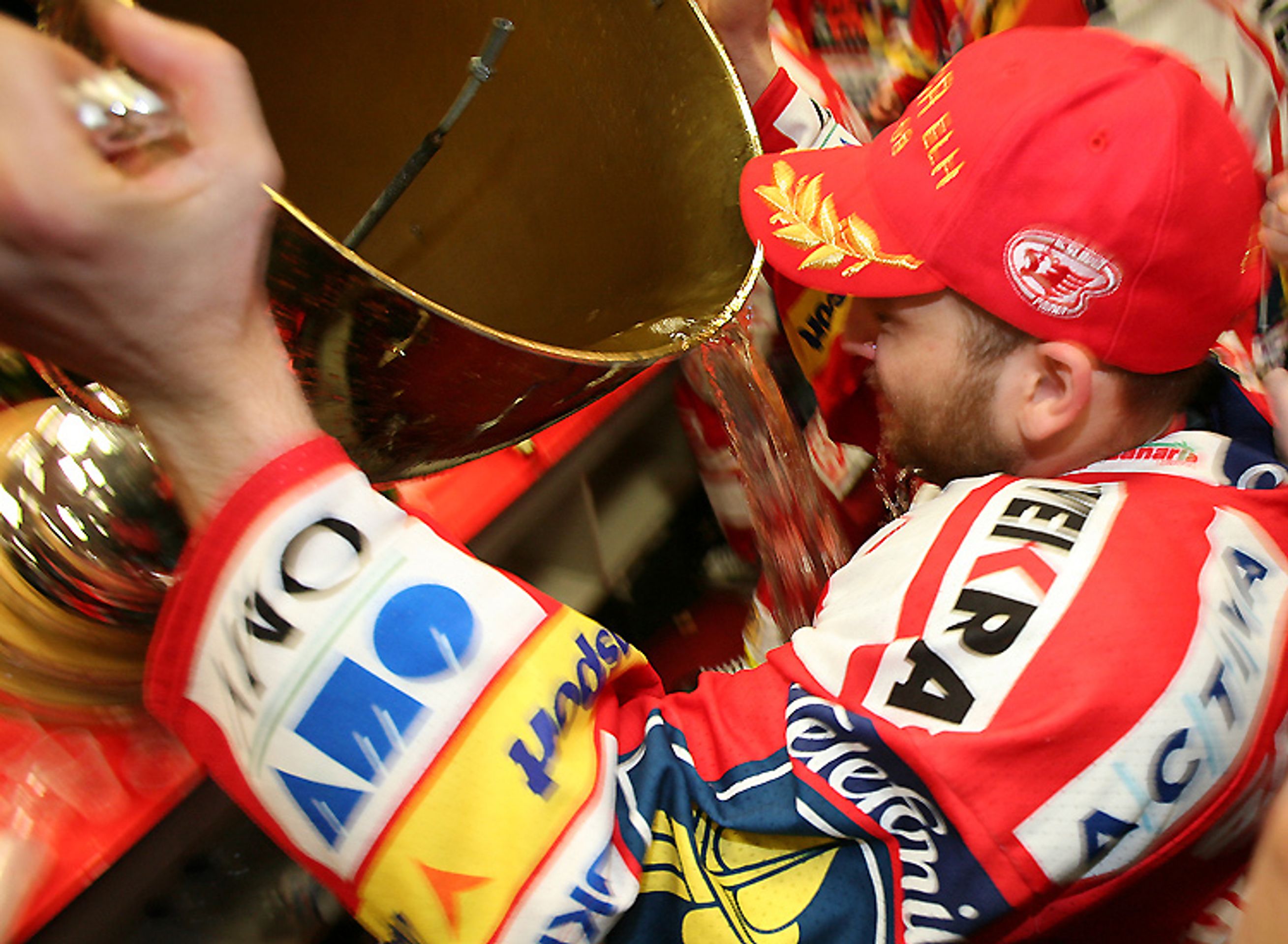 HC Slavia Praha získala mistrovský titul - Videa fanoušků: Růžička a spol. jsou mistry! (14/16)