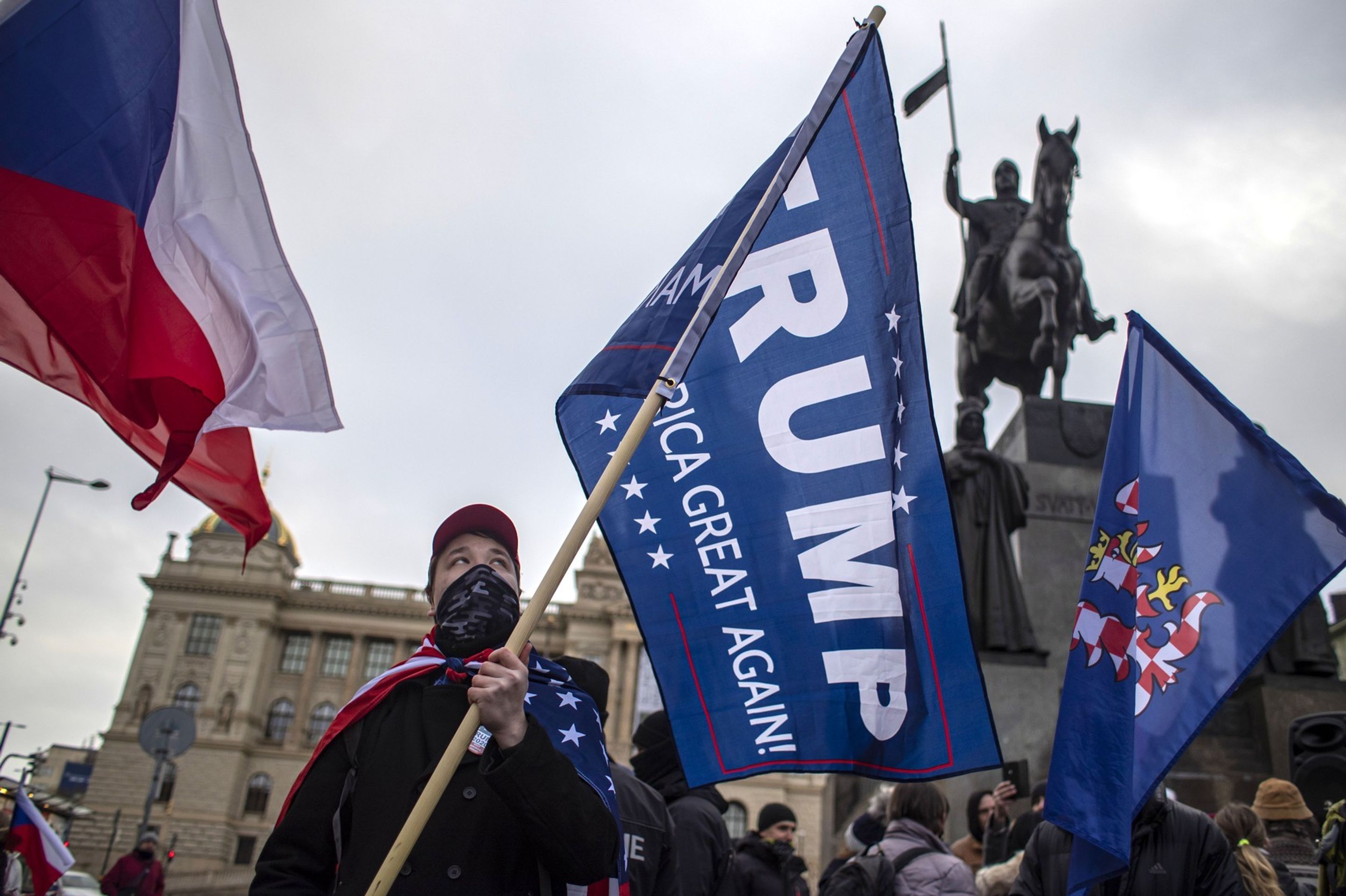 Demonstrace za Trumpa v Praze - 3 - GALERIE: Protestující v Praze měli na prsou židovské hvězdy (2/7)