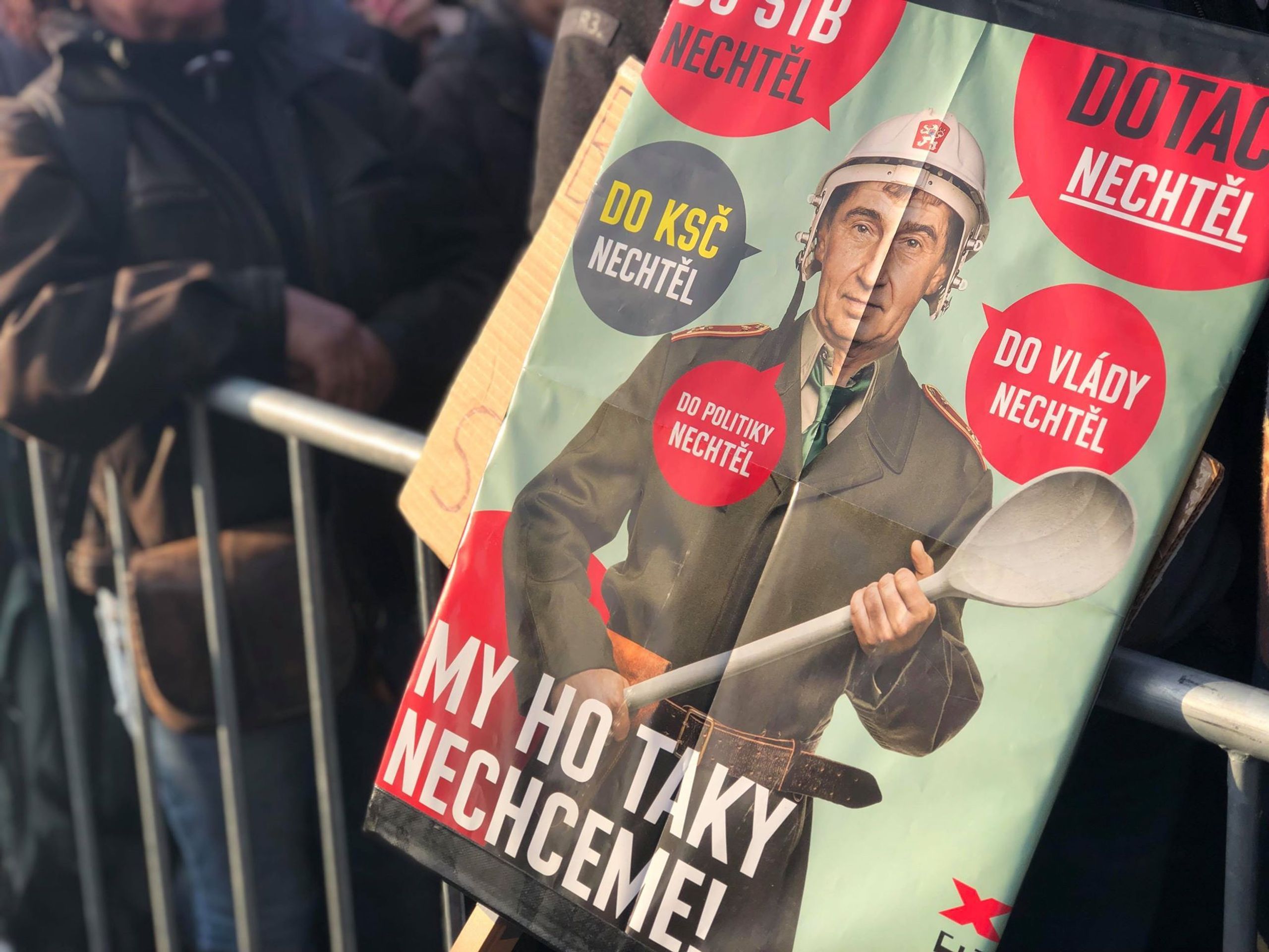 Na Letné protestuje přes 200 tisíc lidí - 11 - GALERIE: Demonstrace na Letné - 16. listopadu (4/14)