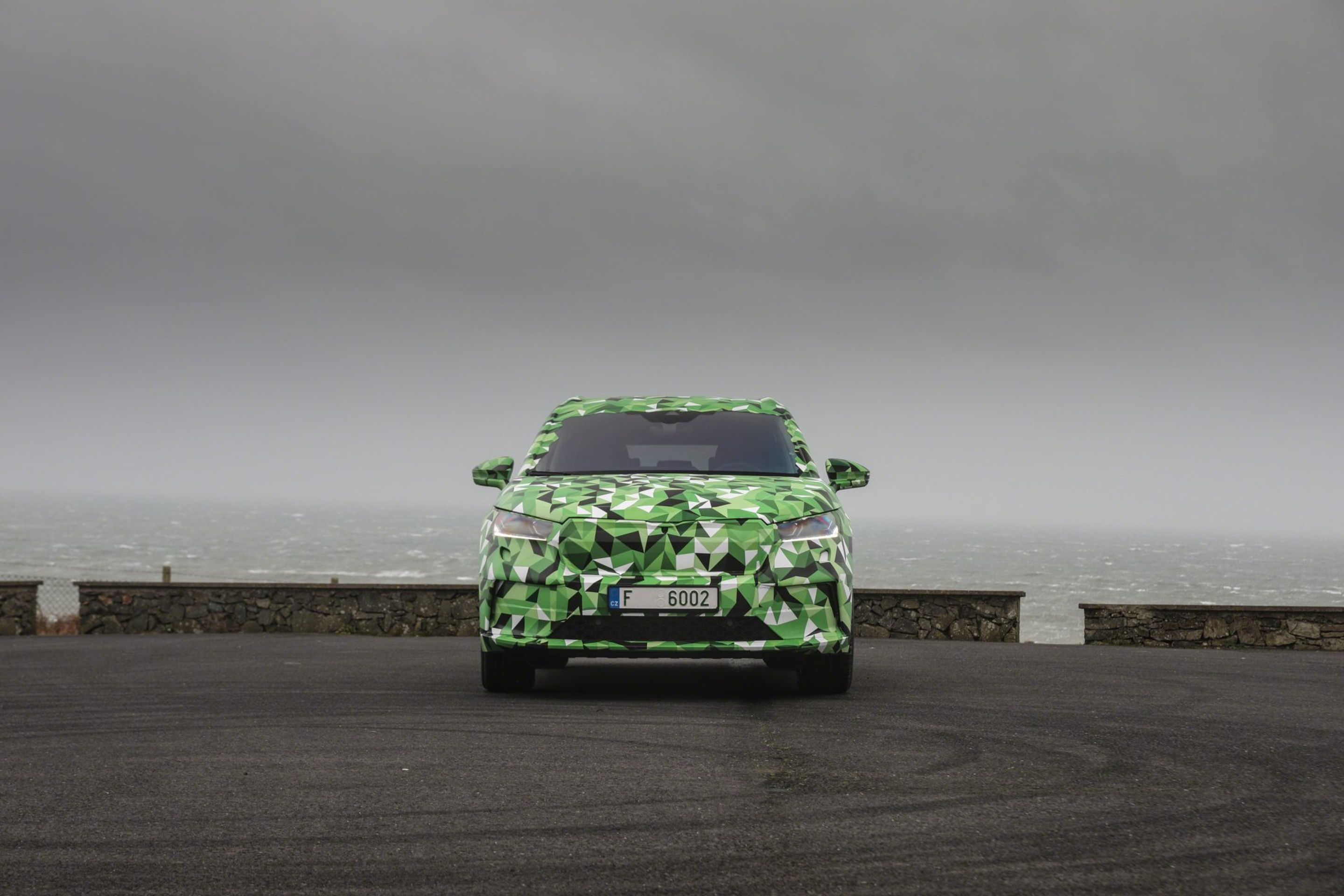 Škoda Enyaq iV - 34 - Fotogalerie: Zamaskovaný prototyp elektrického crossoveru Škoda Enyaq (15/20)