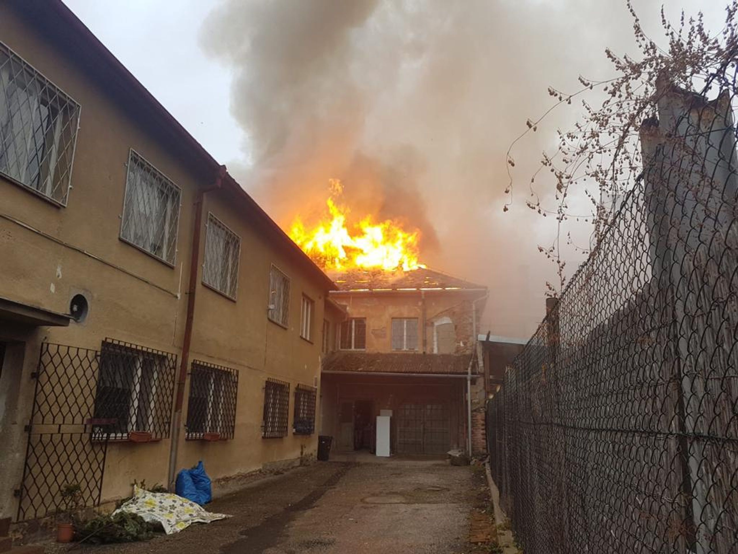 Požár domu ve Dvoře Králové nad Labem - 5 - GALERIE: Požáry ve Dvoře Králové nad Labem a v Kopřivnici (5/18)