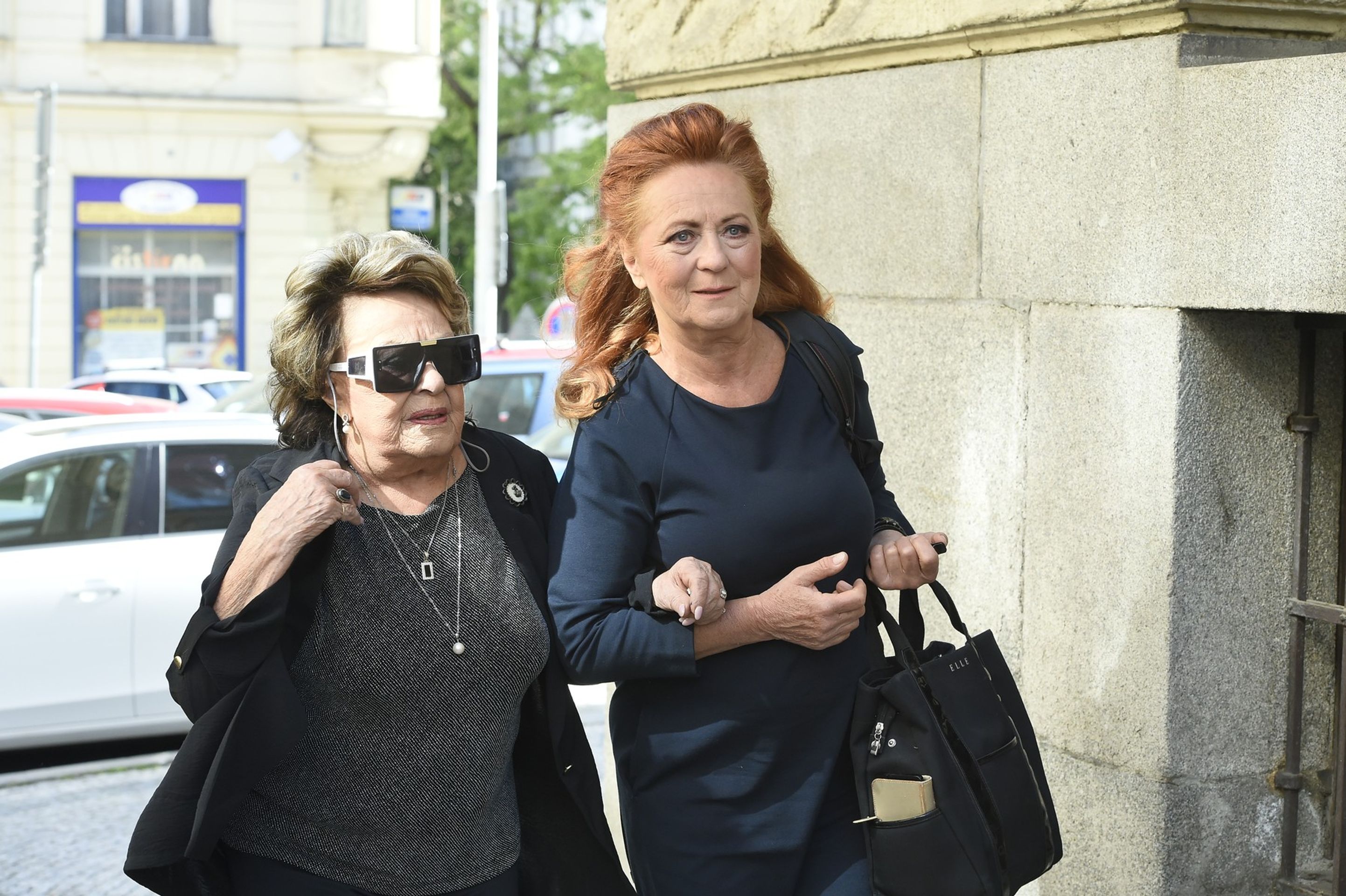 Jiřina Bohdalová a Simona Stašová na posledním rozloučení - Poslední rozloučení se Simonou Postlerovou (3/15)