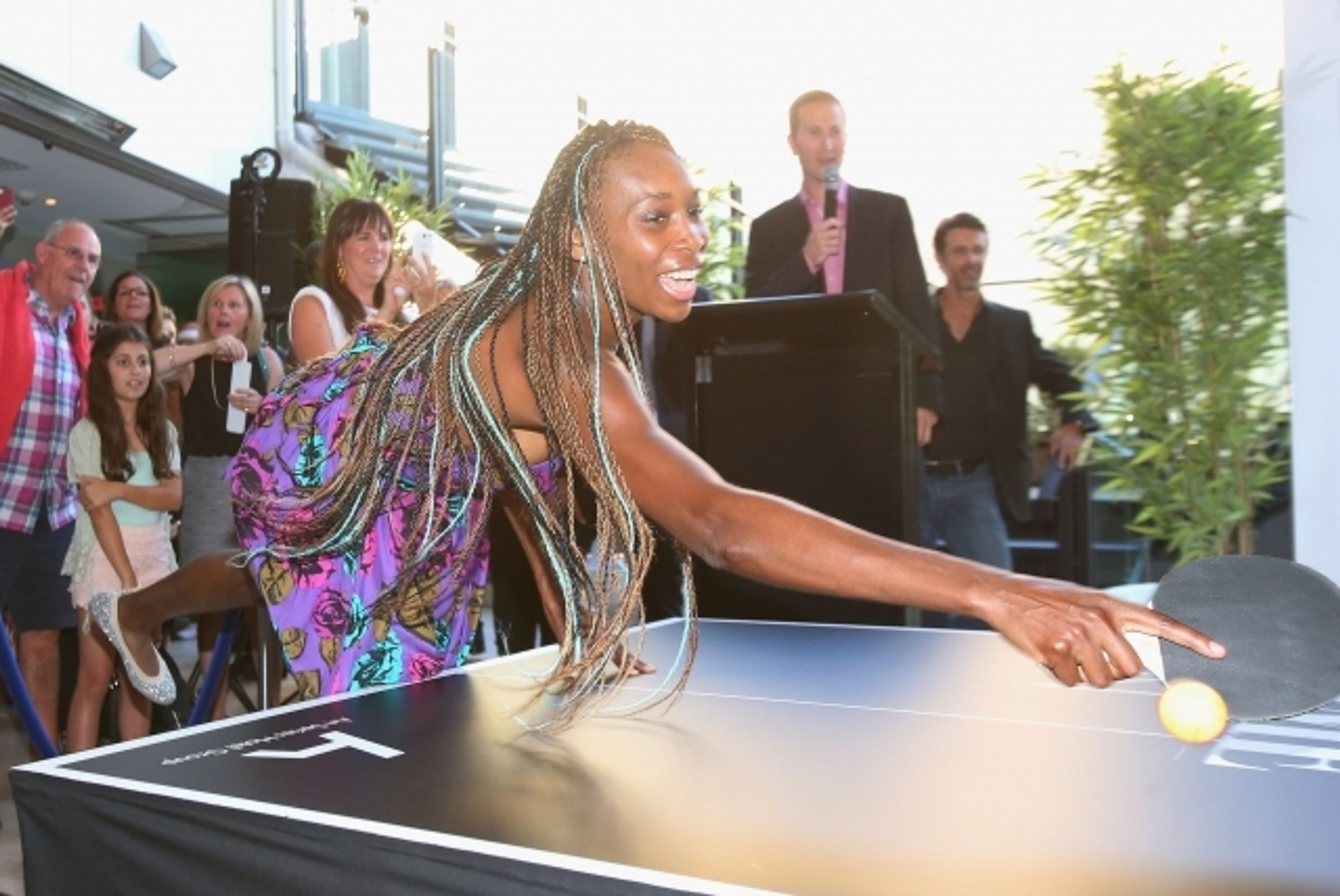 Serena a Venus v Austrálii - 1 - GALERIE: Serena a Venus hrají pingpong (5/8)