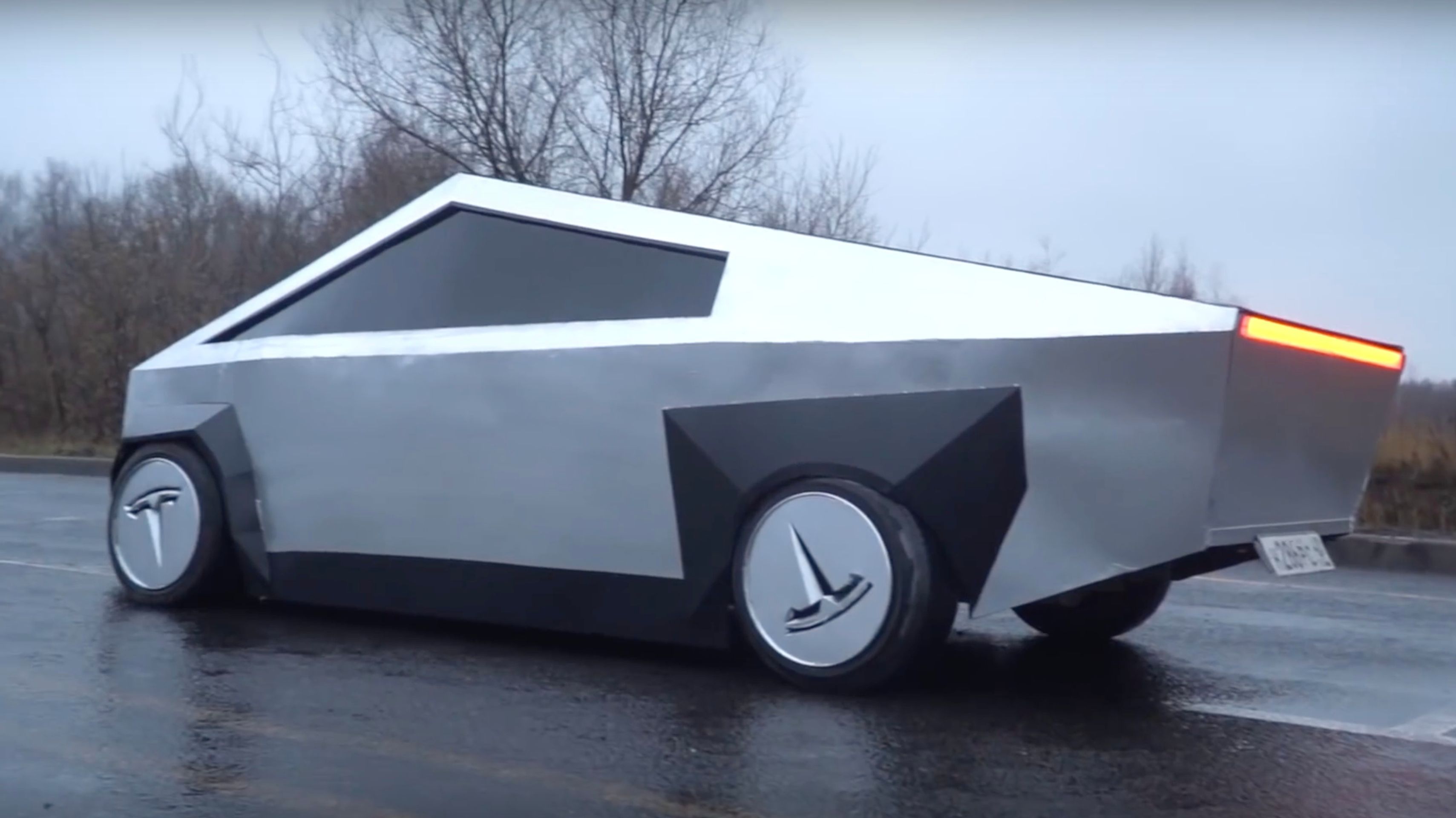 Ruský Cybertruck - Fotogalerie: Takhle vznikala ruská verze Cybertrucku (20/23)