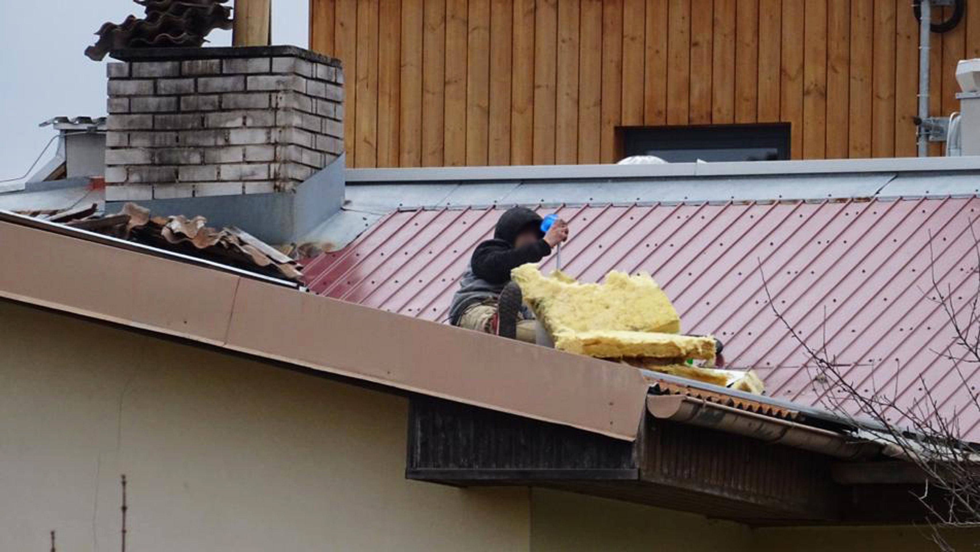 Muž na střeše v obci Kosoř - 9 - GALERIE: Útočník napadal rodiče, před policií utekl na střechu (9/13)