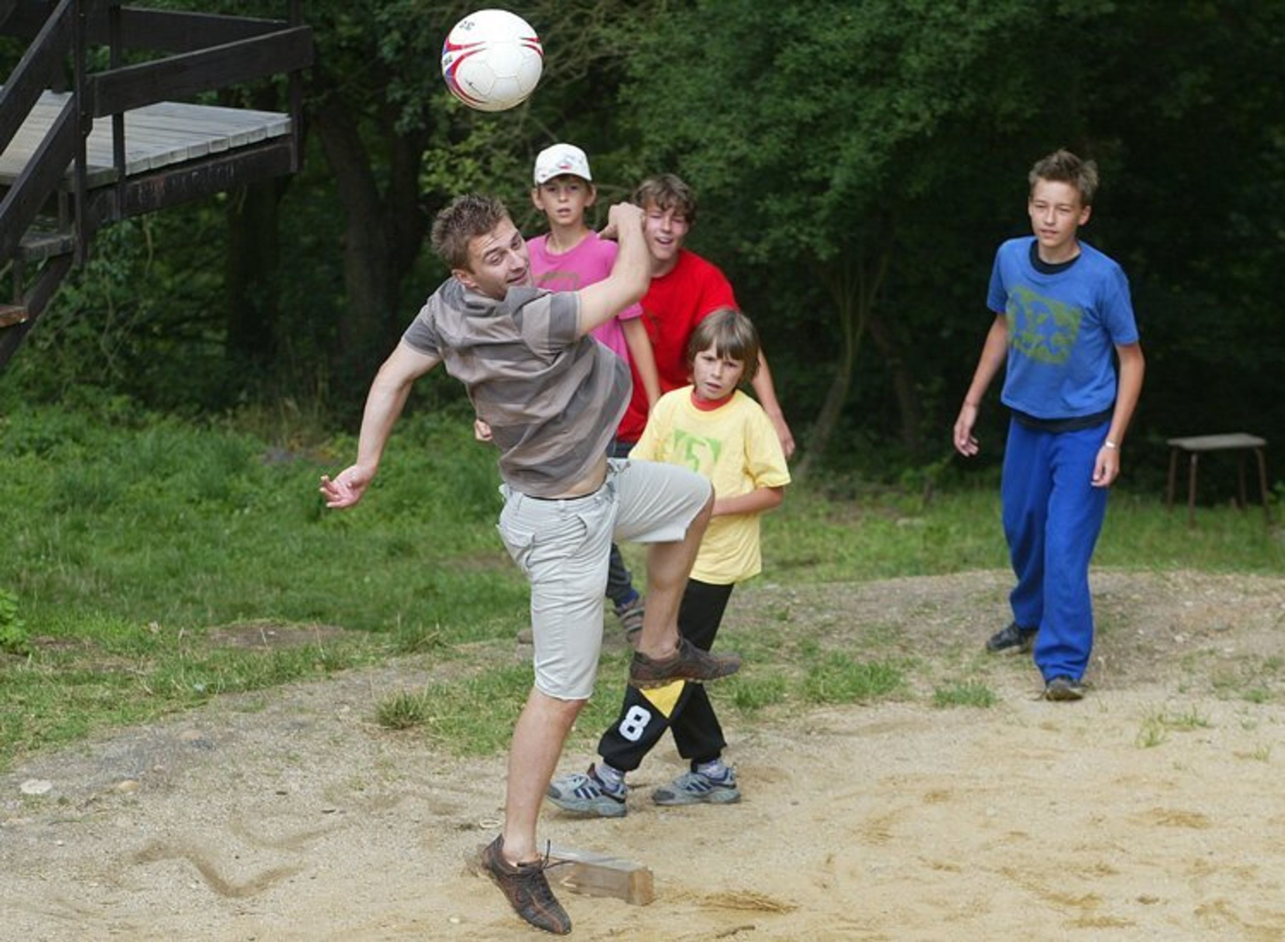 Pepa Pejchal si s kluky zahrál fotbal. - Růžovka si uprostřed natáčení zatábořila - video (7/9)