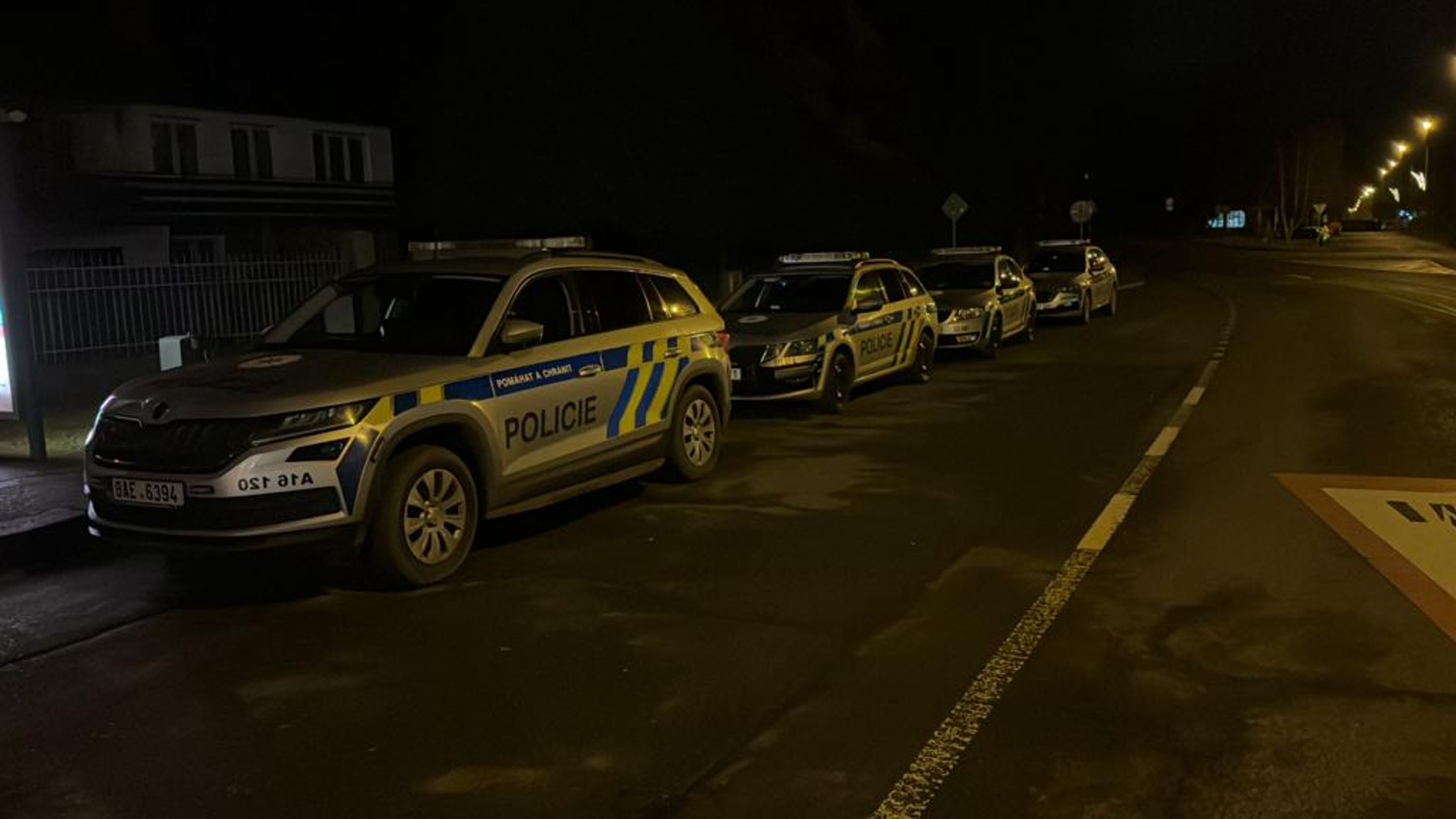 Razie v klánovické ubytovně pravděpodobně souvisí s páteční dvojnásobnou vraždou - Razie v klánovické ubytovně (1/4)