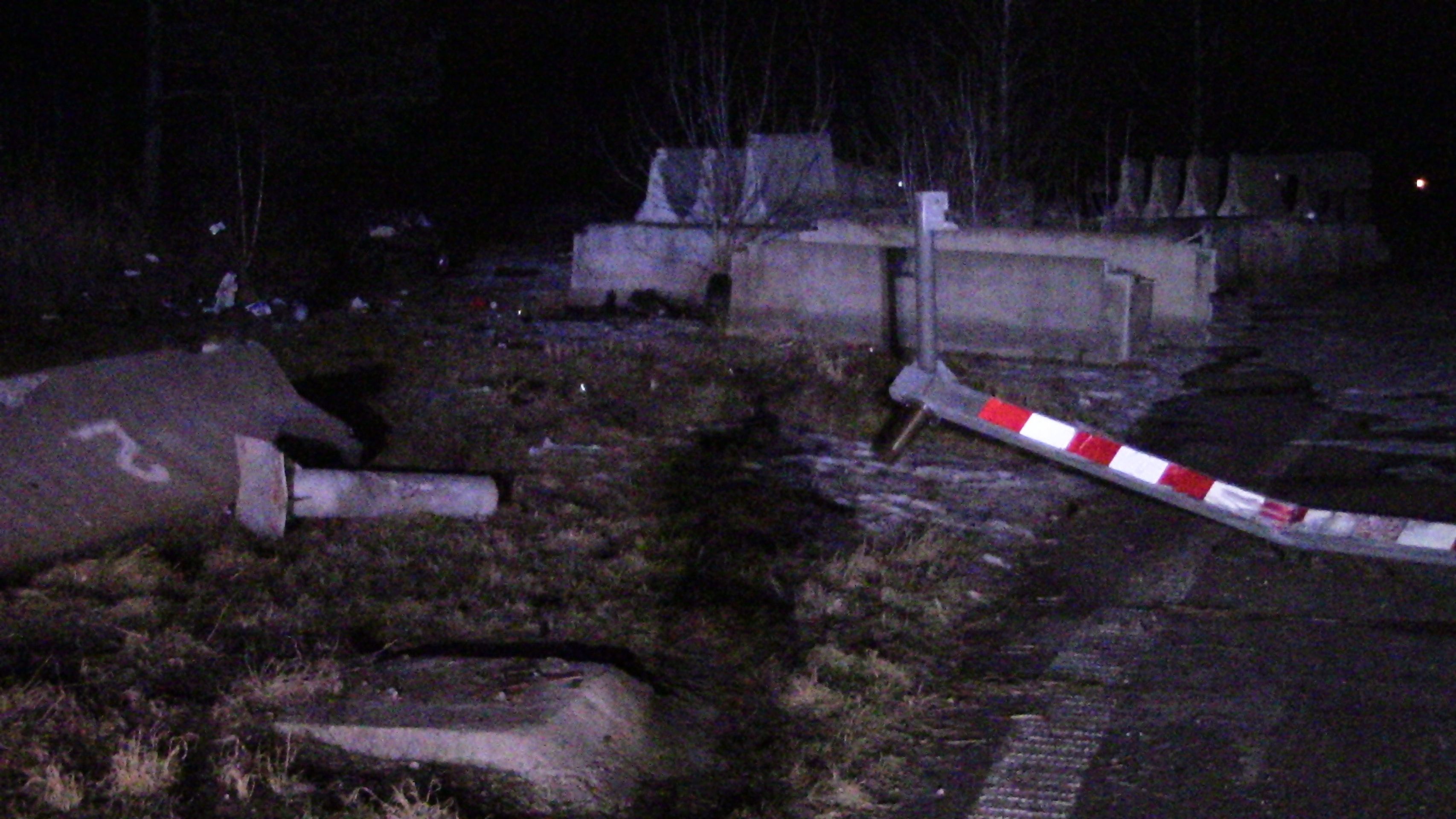 Řidič přežil svoji smrt, na D11 prorazil betonové zábrany - 21 - GALERIE: Řidič přežil svoji smrt, na D11 prorazil autem betonové zábrany (9/29)