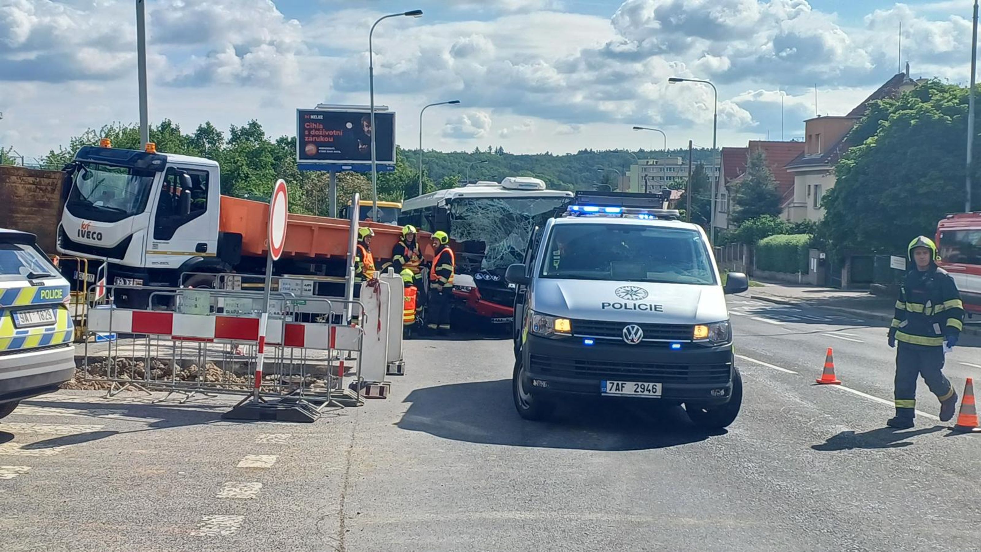 Srážka autobusu s nákladním autem v Praze (7) - Nehoda autobusu v Praze (10/12)