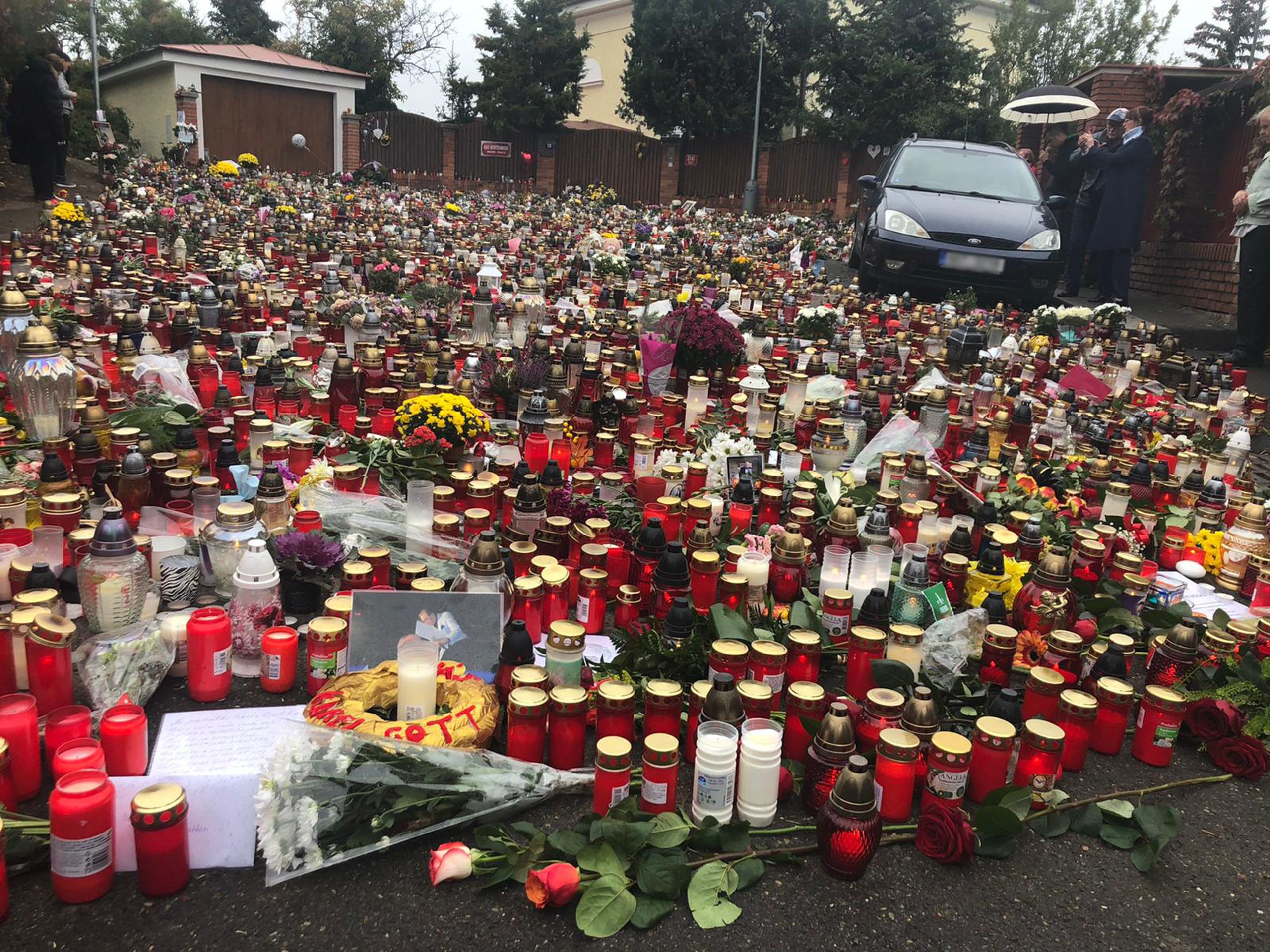 Lidé se na Bertramce loučí s Karlem Gottem - 2 - GALERIE: Lidé se na Bertramce loučí s Karlem Gottem (2/5)