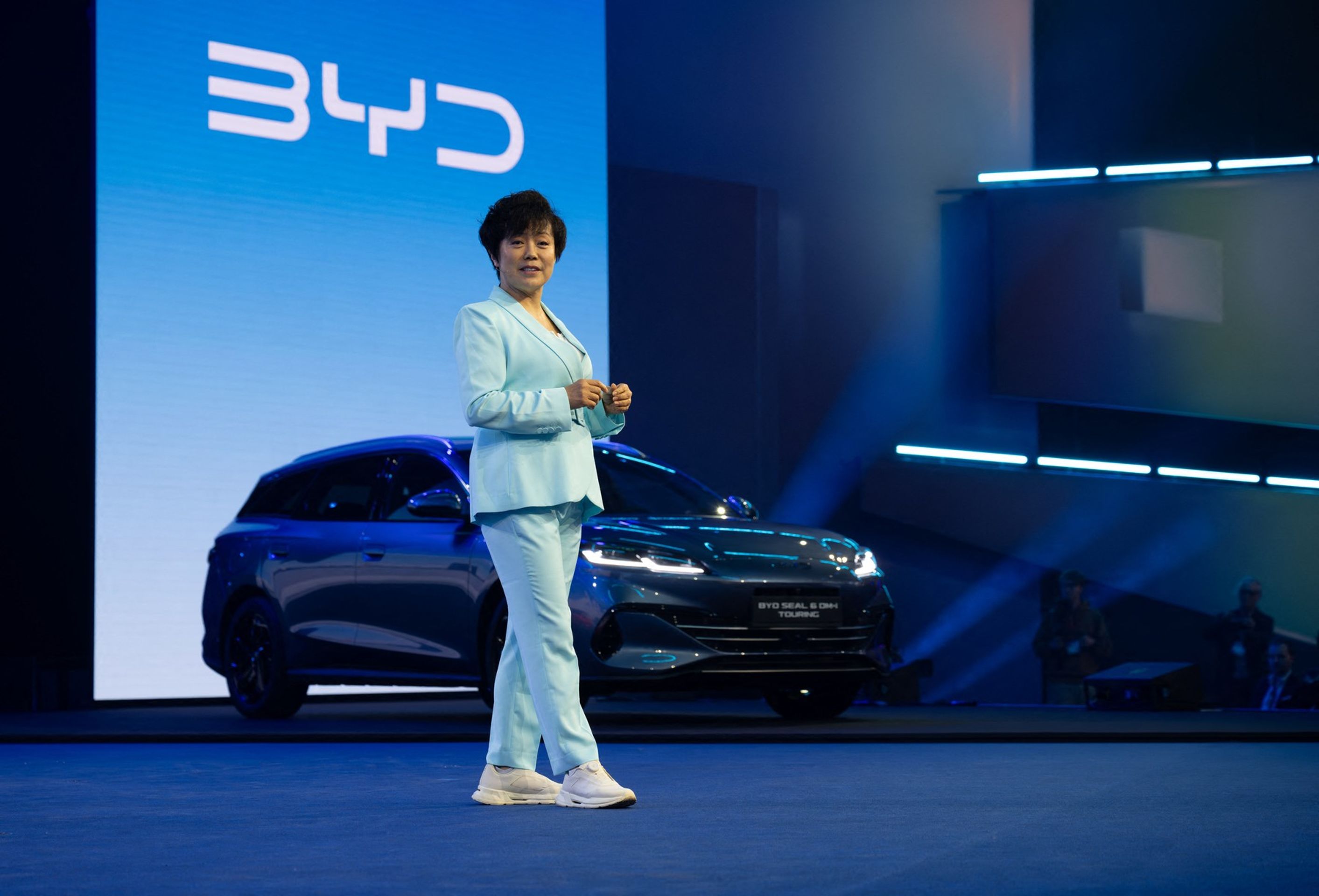 Výkonná viceprezidentka čínské společnosti BYD Stella Li představuje plug-in hybridní model Seal 6 DM-i Touring - Autosalon v Mnichově ukazuje budoucnost automobilového průmyslu (17/37)