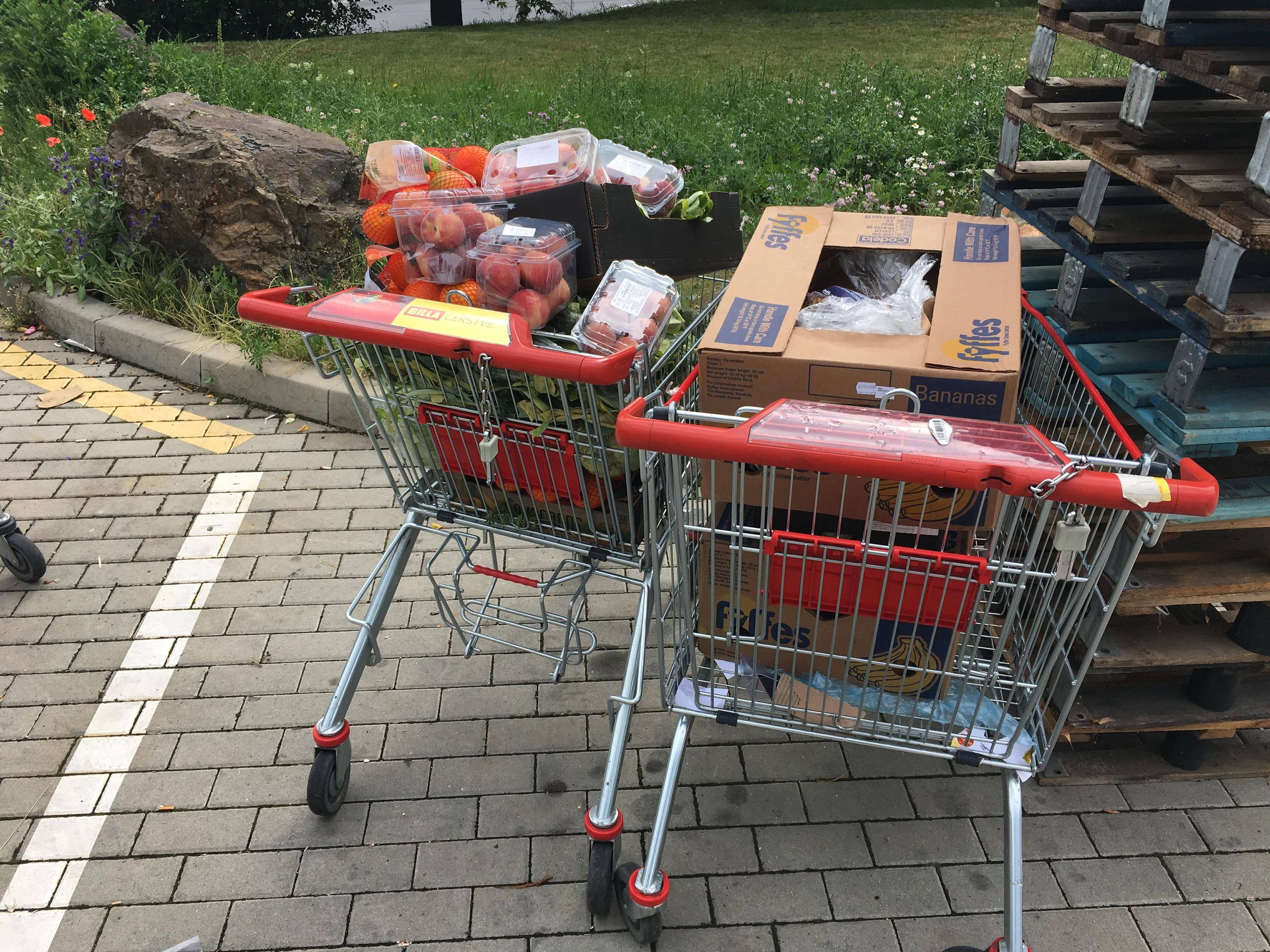 Billa v Dolních Chabrech a špatné skladování - 6 - GALERIE: Skladování nápojů v Bille v Dolních Chabrech na slunci (6/8)