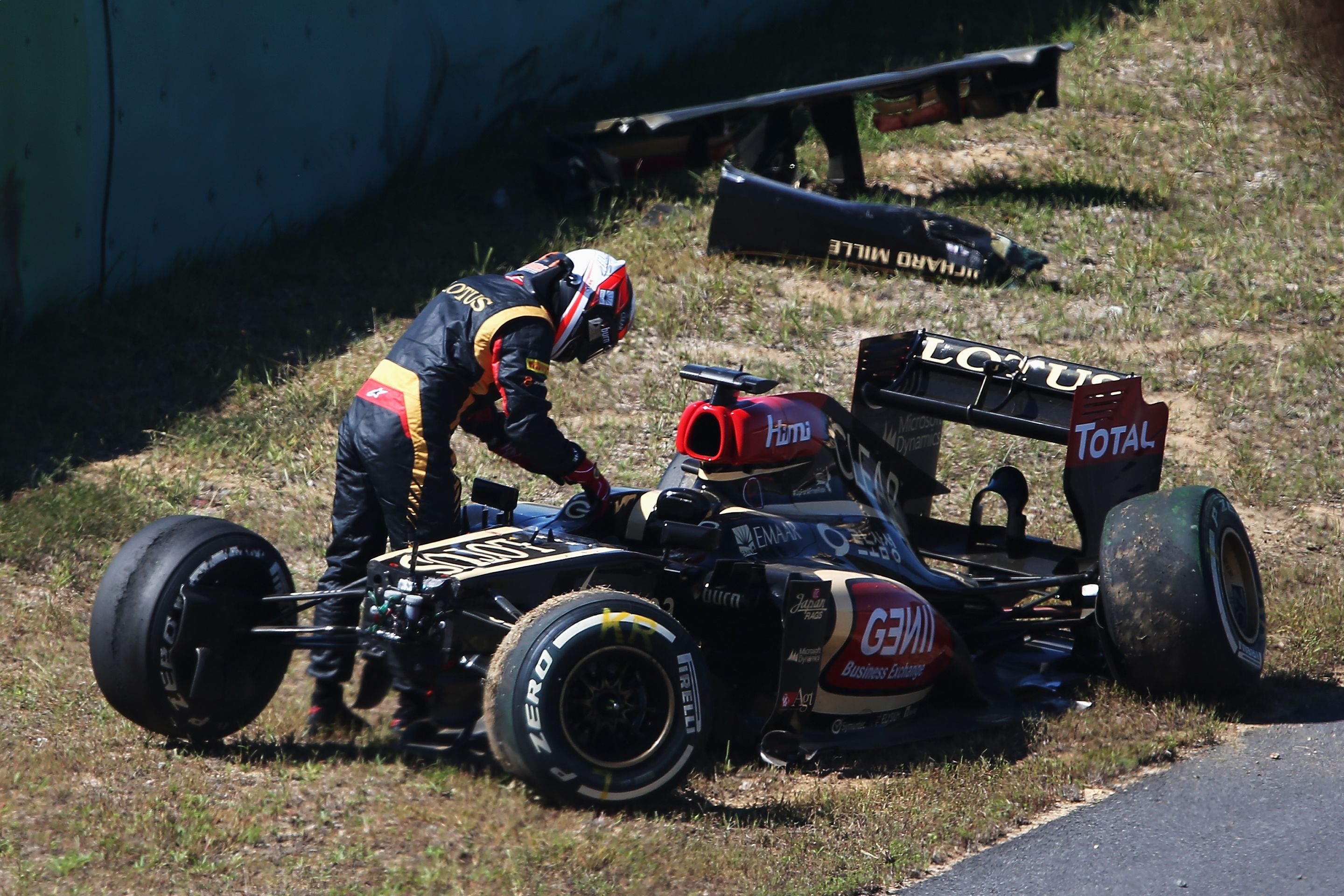 Kimi Räikkönen havaroval v tréninku na Velkou cenu Koreje F1 - 3 - GALERIE: Kimi Räikkönen boural v tréninku na Velkou cenu Koreje F1 (5/7)