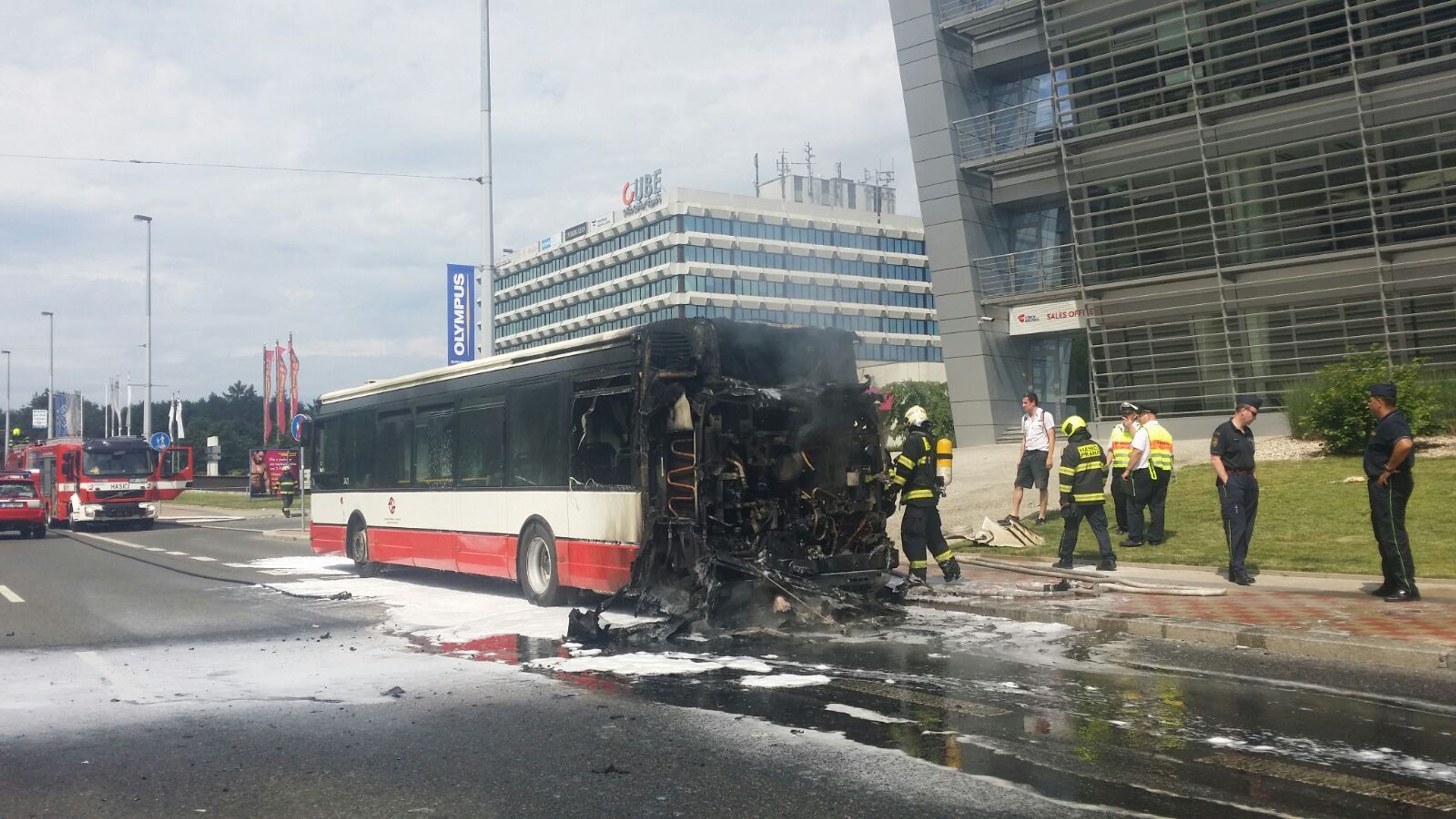 Požár autobusu na Evropské - 1 - GALERIE: Požár autobusu na Evropské (10/10)