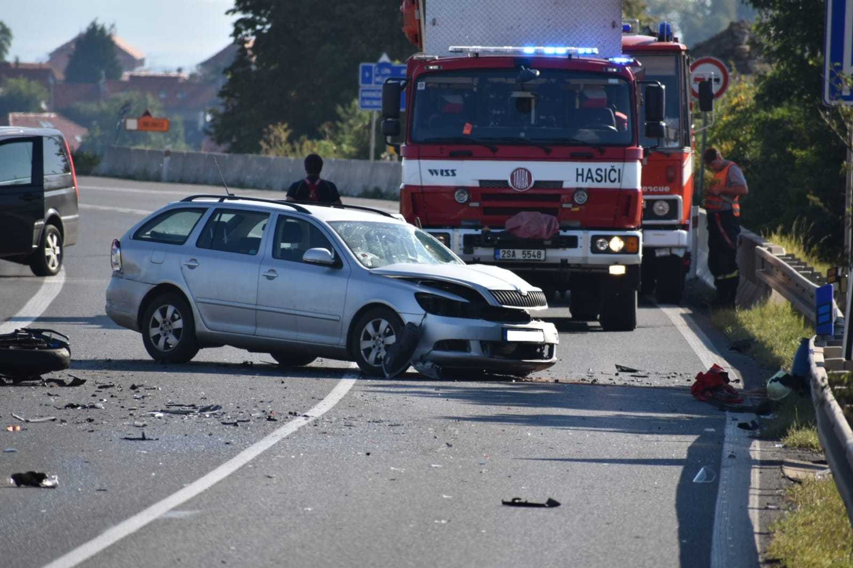 Tragická nehoda motorkáře a auta - 2 - GALERIE: Tragická nehoda motorkáře a auta (9/10)