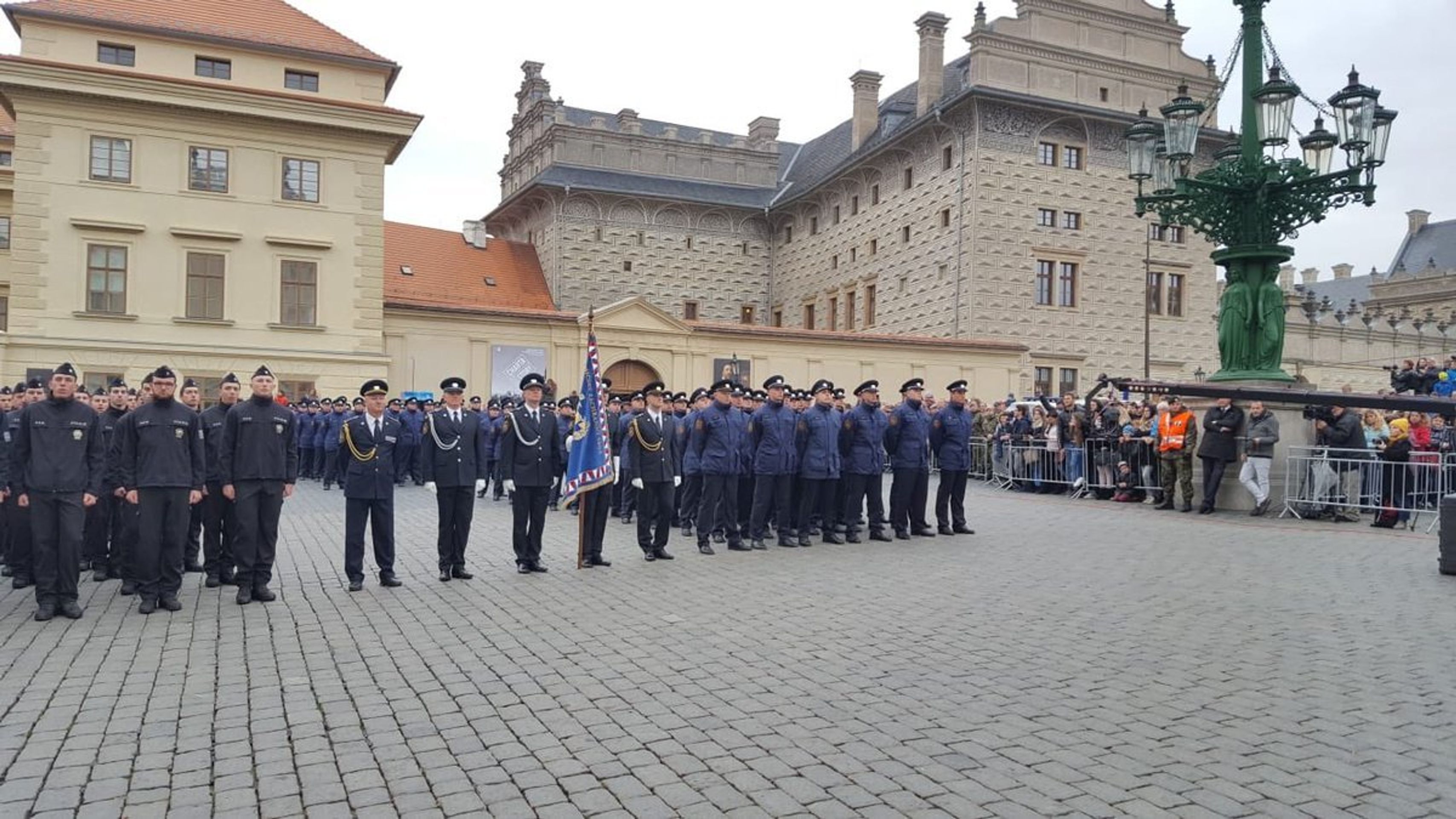 Slavnostní přísaha hasičů na Hradčanském náměstí - 1 - GALERIE: Česko slaví 100 let republiky (4/12)