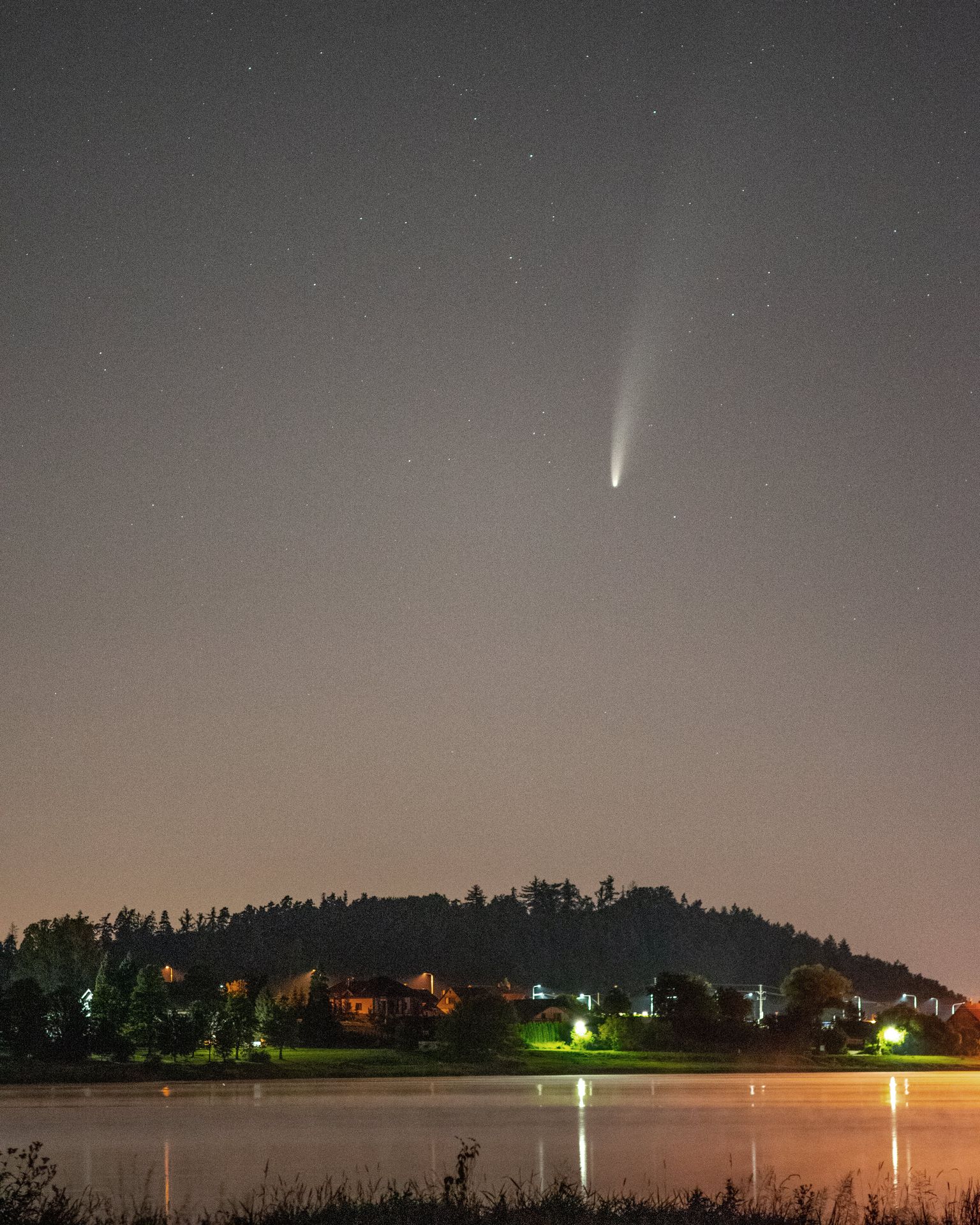 Kometa NEOWISE, foceno z přehrady Olešná, v pozadí kopec Štandl - GALERIE: Kometa NEOWISE nad Českem očima čtenářů (10/17)