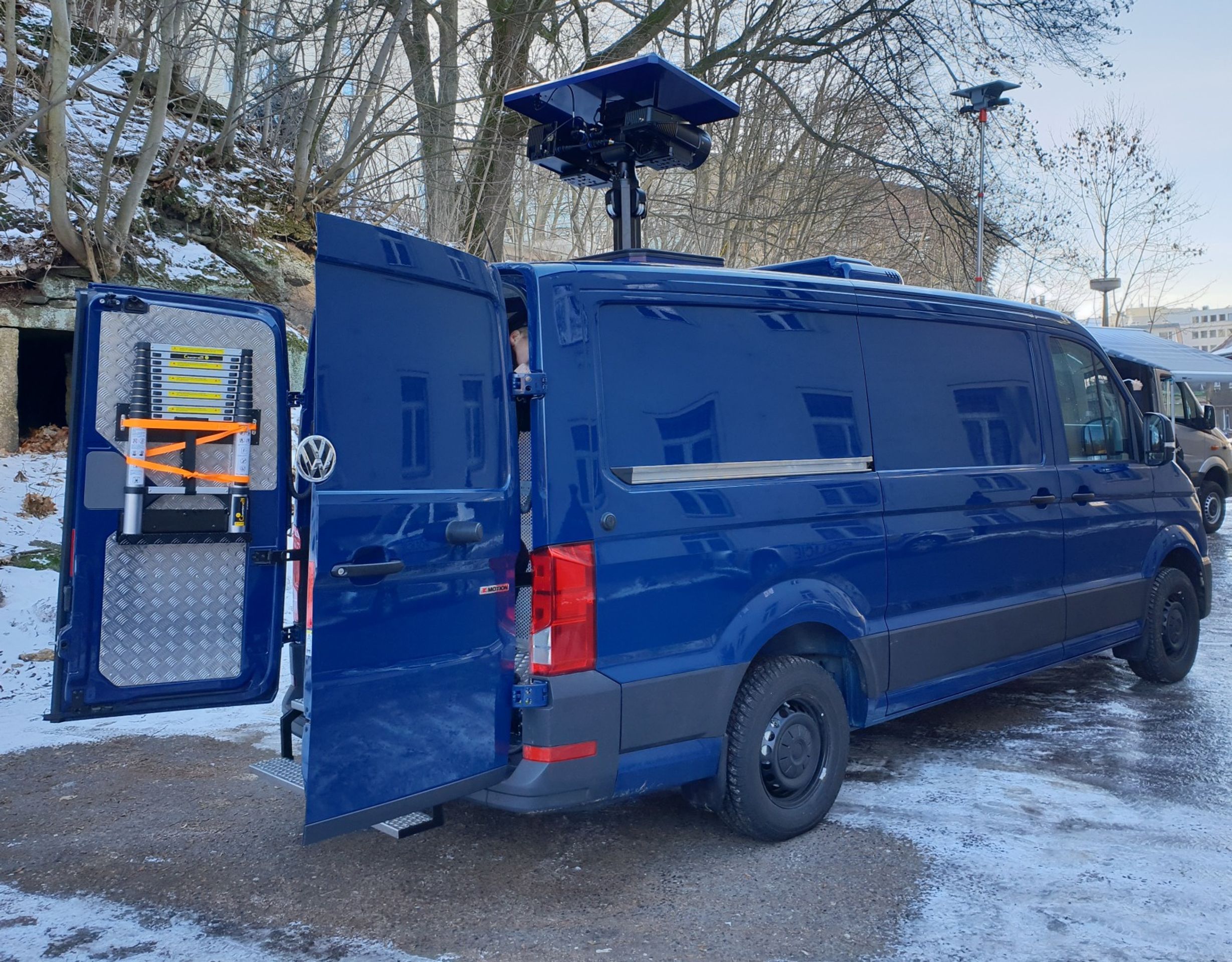 Nová policejní dodávka VW Crafter - 14 - Fotogalerie: Technikou nabité policejní dodávky VW Crafter (3/7)