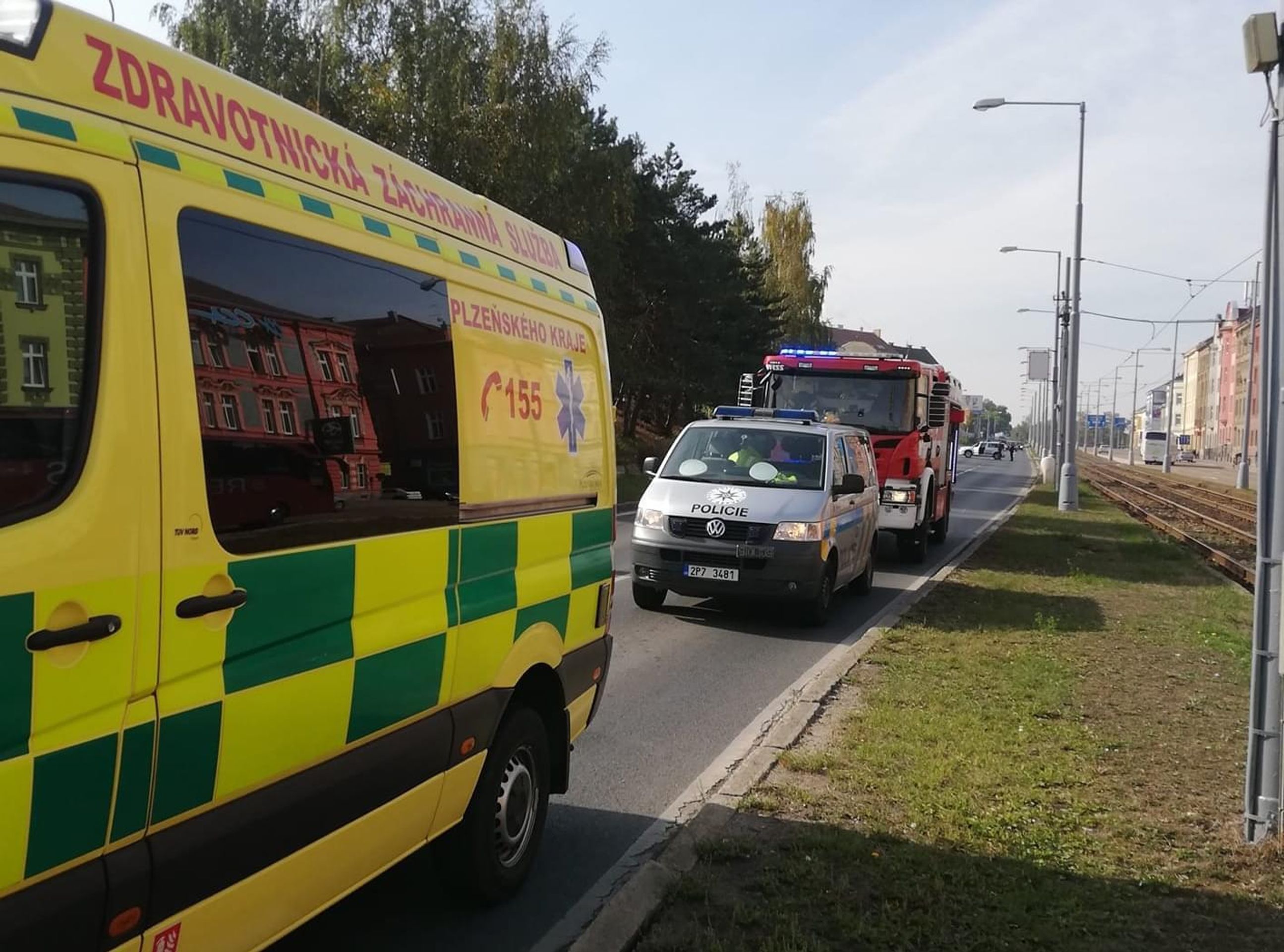 V Plzni na přechodu auto srazilo dva cizince - 2 - GALERIE: V Plzni na přechodu auto smetlo dva cizince (2/4)