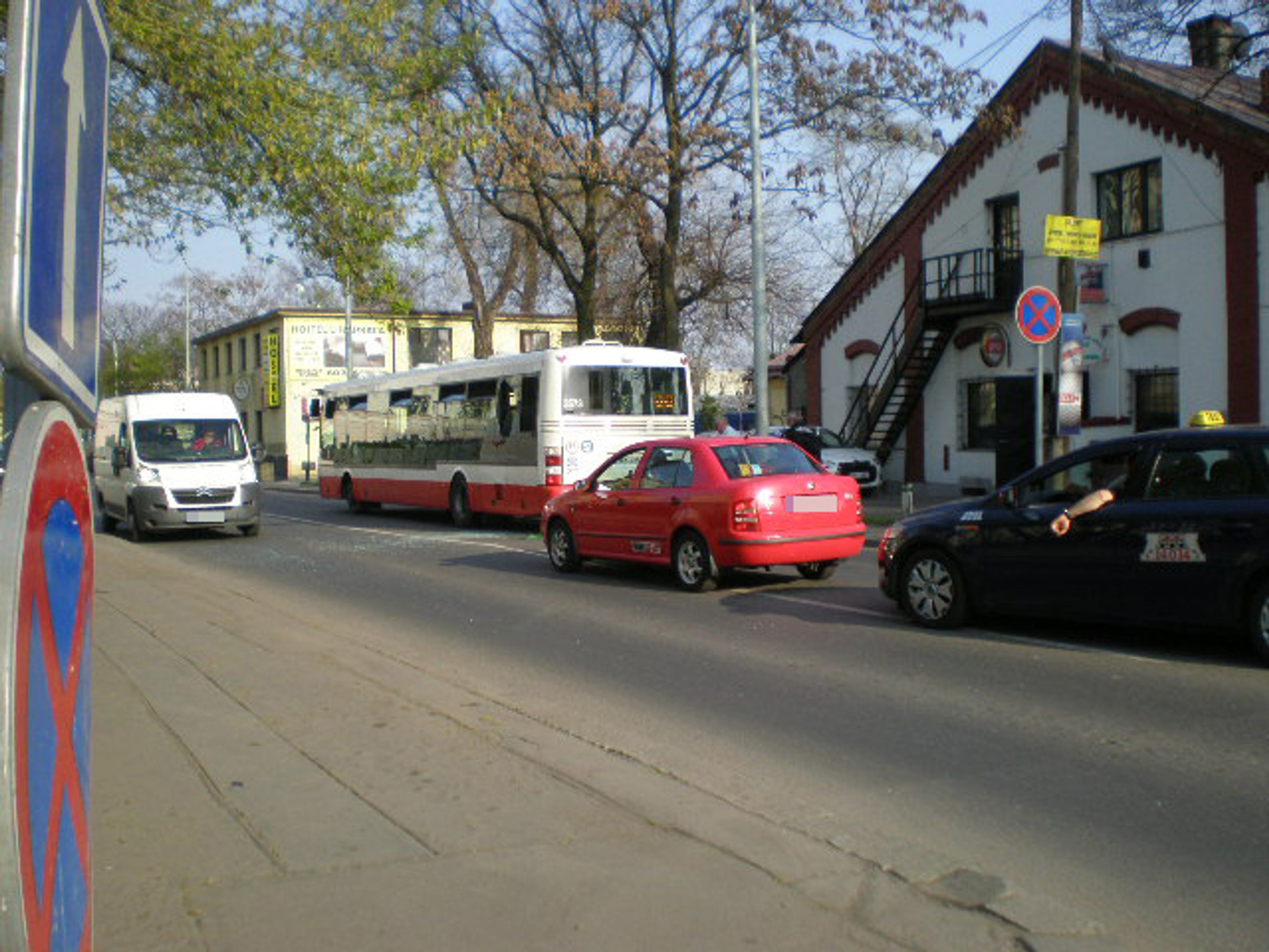 Muž vykopl v koloně okno autobusu a vyskočil - 4 - GALERIE: Muž vykopl v koloně okno autobusu a vyskočil (3/5)