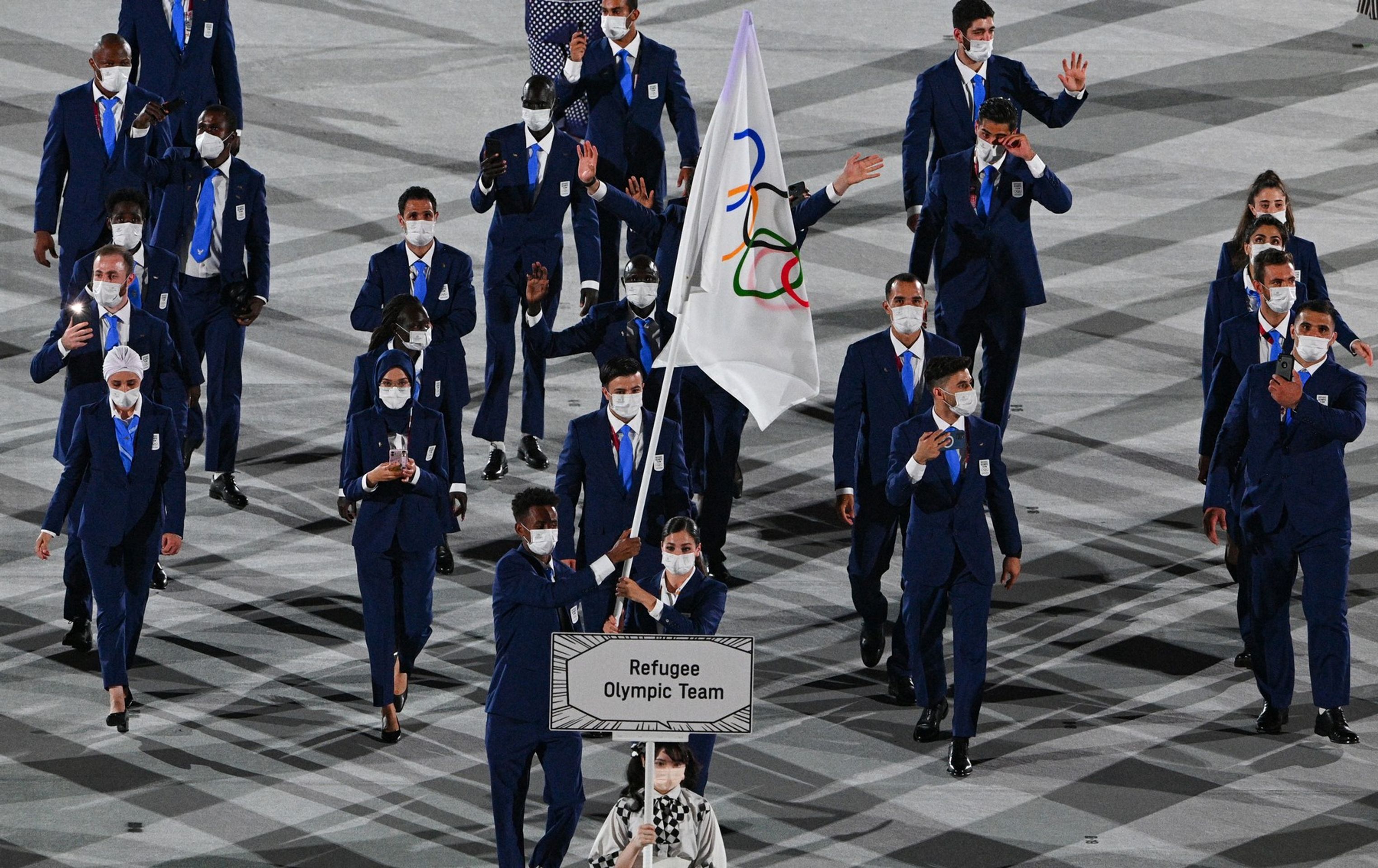 Olympijský tým uprchlíků - Galerie: Originální outfity při zahajovacím olympijském ceremoniálu (17/17)