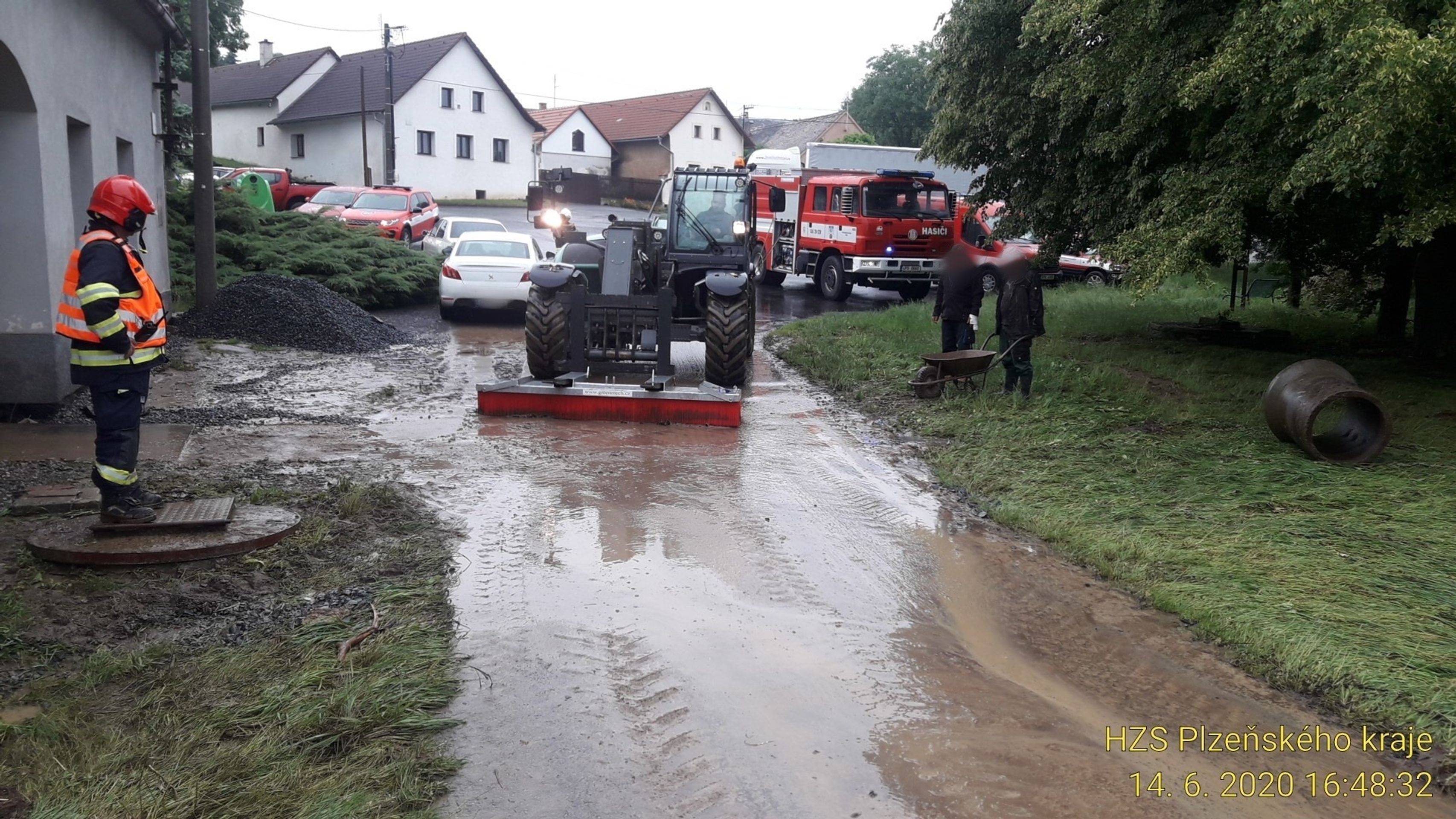 Odstraňování následků bouřek a přívalových dešťů v Plzeňském kraji - 7 - GALERIE: Následky bouřek a bleskových povodní očima hasičů (8/14)