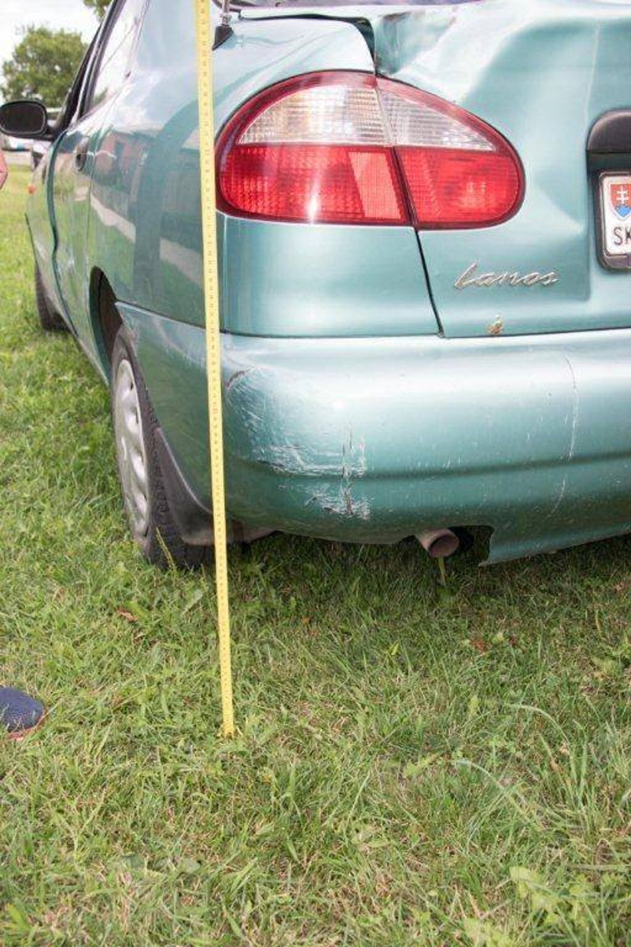 Muž narazil autem do venkovního záchodu, který spadl a usmrtil muže stojícího za ním - 2 - GALERIE: Neštěstí na dvoře rodinného domu (2/9)