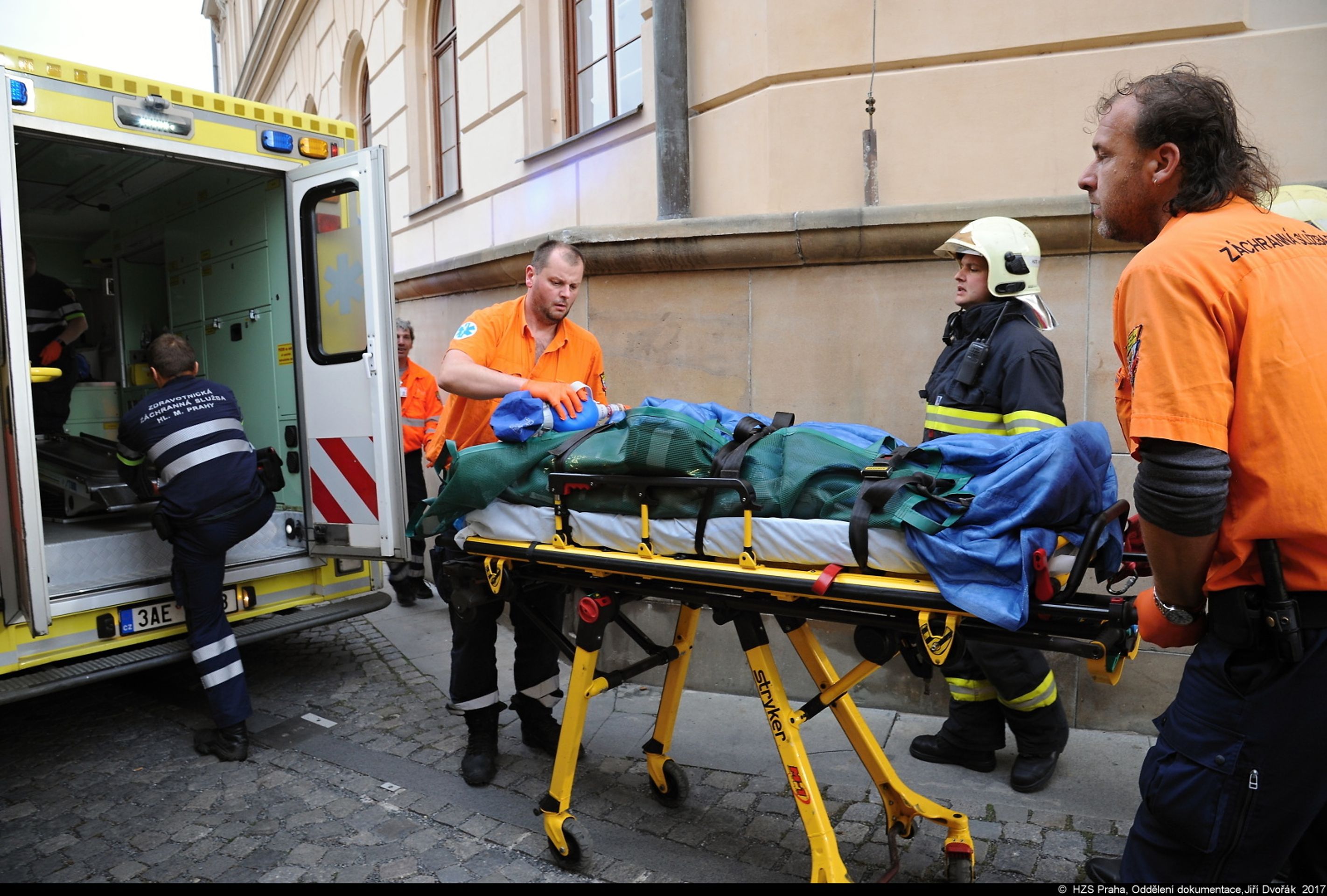 Muž spadl z Karlova mostu do Vltavy - 4 - GALERIE: Muž spadl z Karlova mostu do Vltavy (1/4)