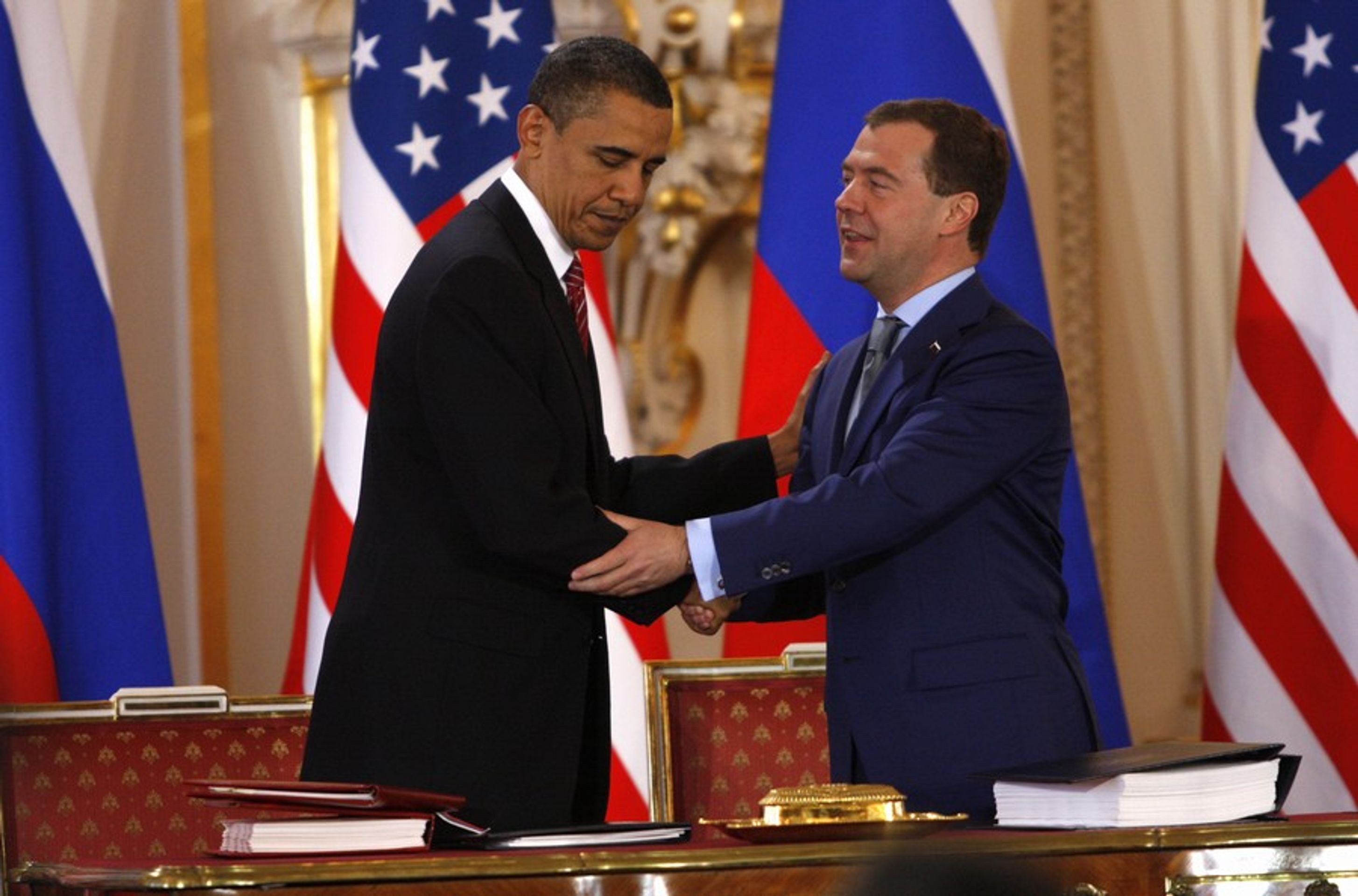Obama a Medveděv v sále-1 - GALERIE: Obama a Medveděv podepisují smlouvu o odzbrojení (4/26)
