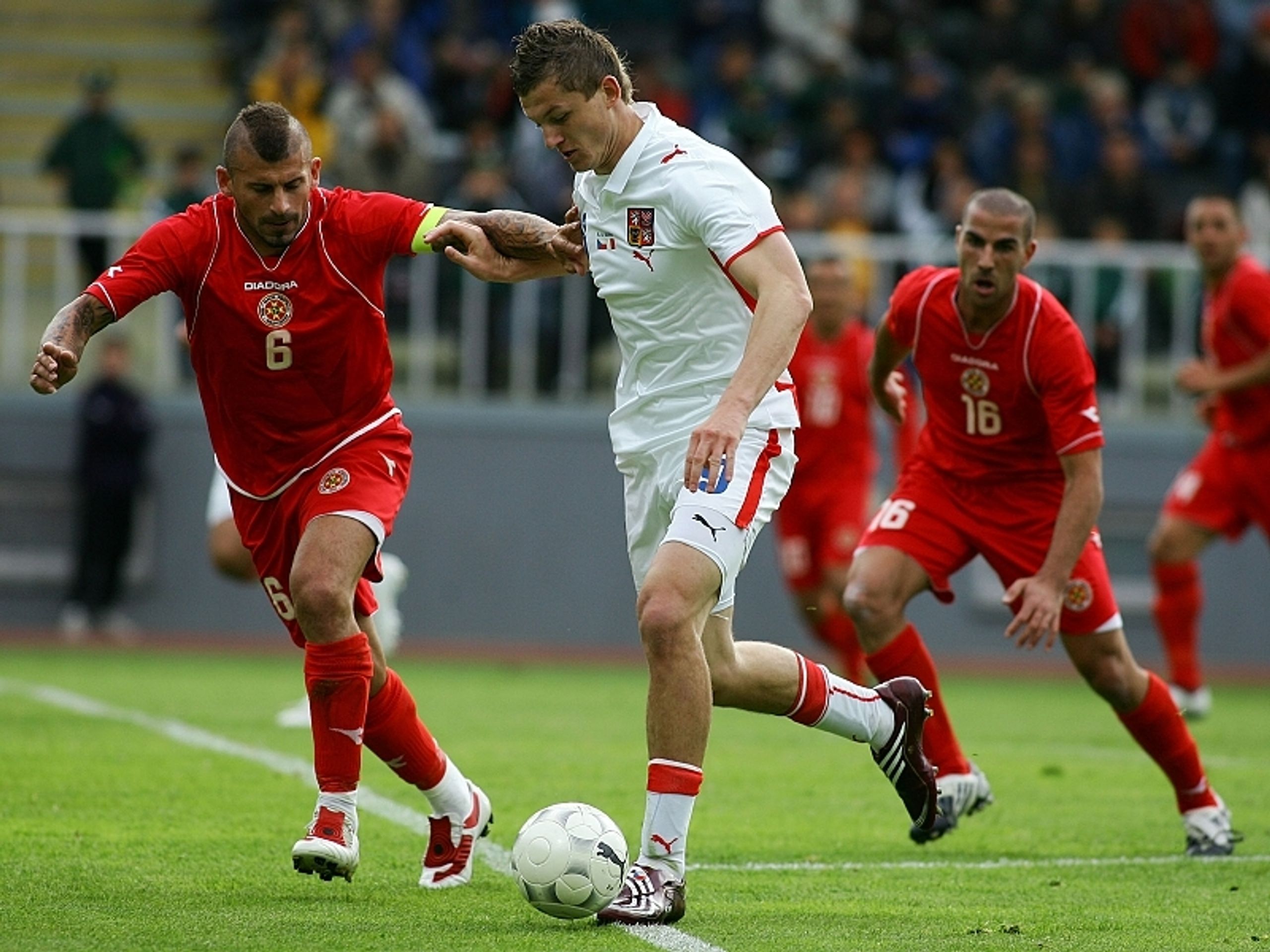 Tomáš Necid v souboji s Lukem Dimechem - GALERIE: Česko vs. Malta 1:0 (1/2)