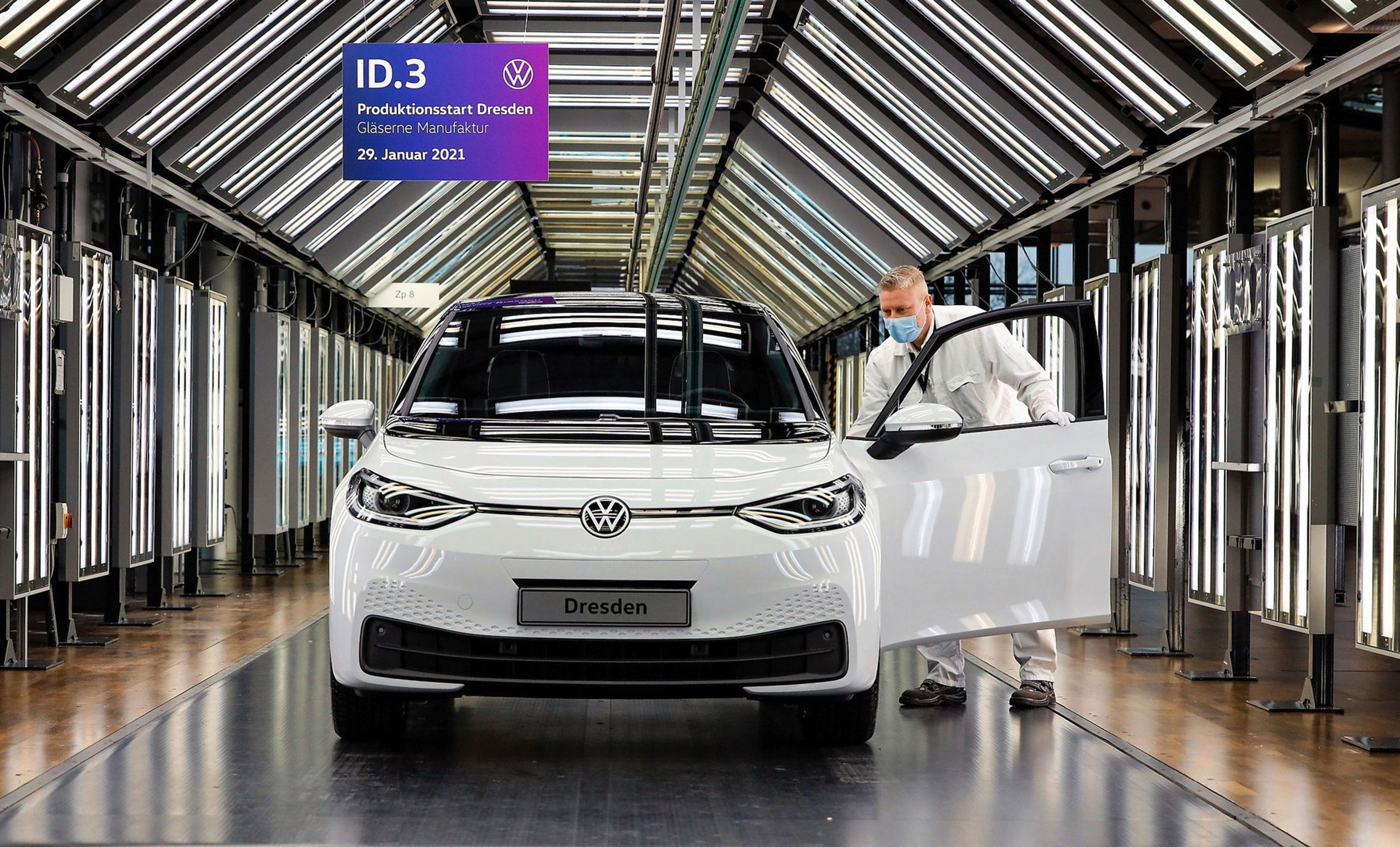 Skleněná manufaktura Volkswagenu v Drážďanech - 1 - Fotogalerie: Unikátní skleněná manufaktura na volkswageny (7/7)