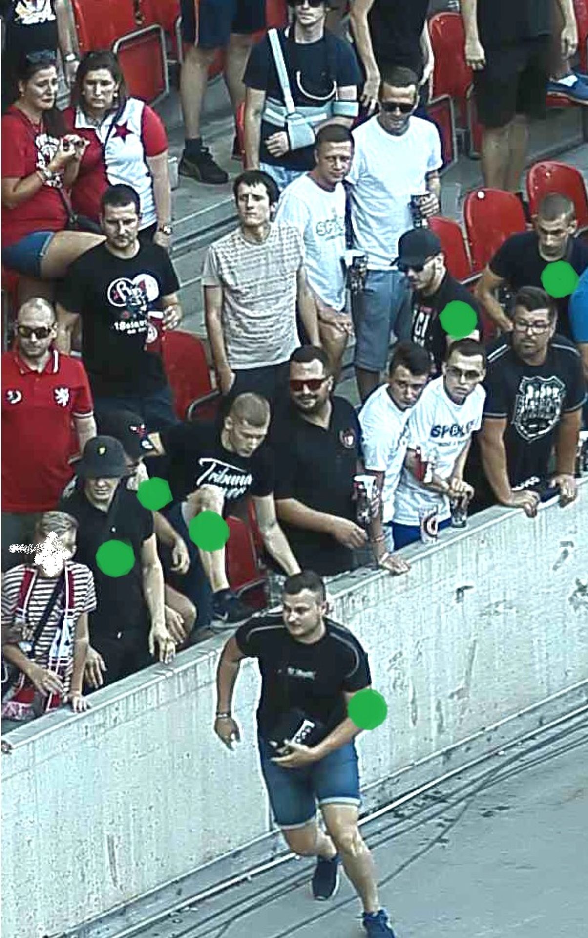 Pátrání po mužích podezřelých z výtržnictví na fotbalovém stadionu - 10 - GALERIE: Pátrání po mužích podezřelých z výtržnictví na fotbalovém stadionu (8/9)