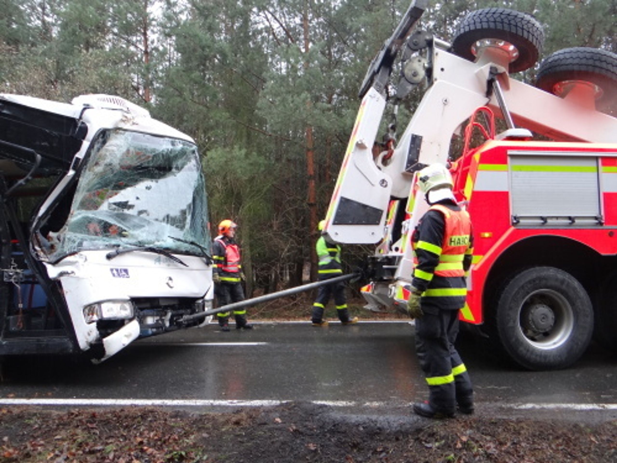 Autobus v příkopu na Opavsku vyprošťovali hasiči - 16 - GALERIE: Autobus na Opavsku vyprošťovali z příkopu hasiči (5/20)