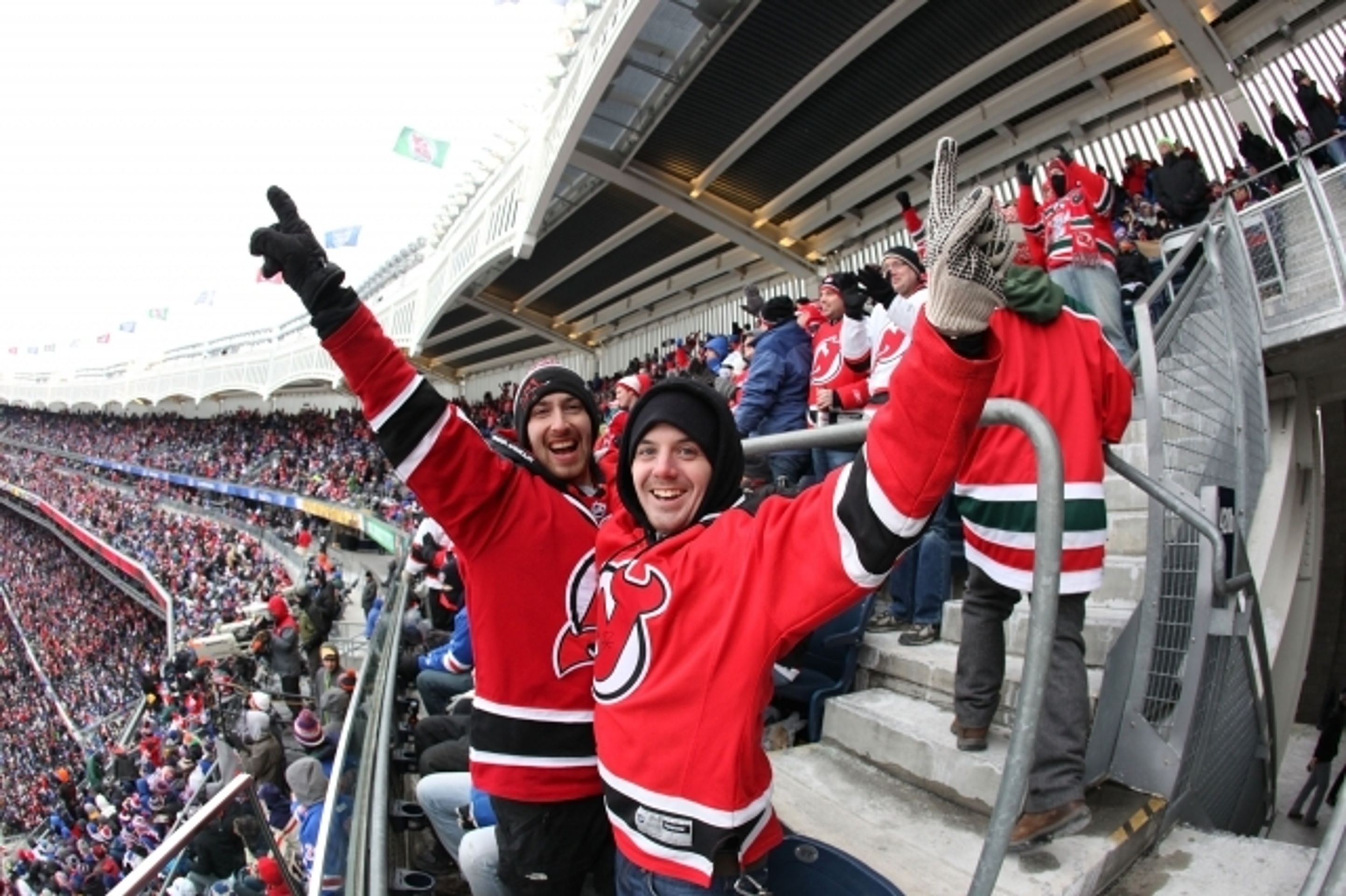 NHL na Yankee Stadium: Devils vs. Rangers - 13 - GALERIE: NHL na stadionu Yankees: Devils - Rangers (14/22)