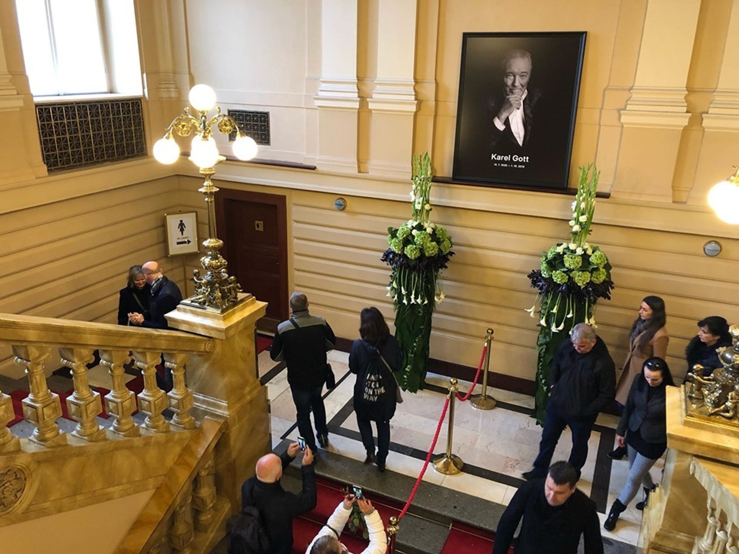 Lidé se loučí v Žofínském paláci s Karlem Gottem - 15 - GALERIE: Loučení s Karlem Gottem na Slovanském ostrově (31/39)