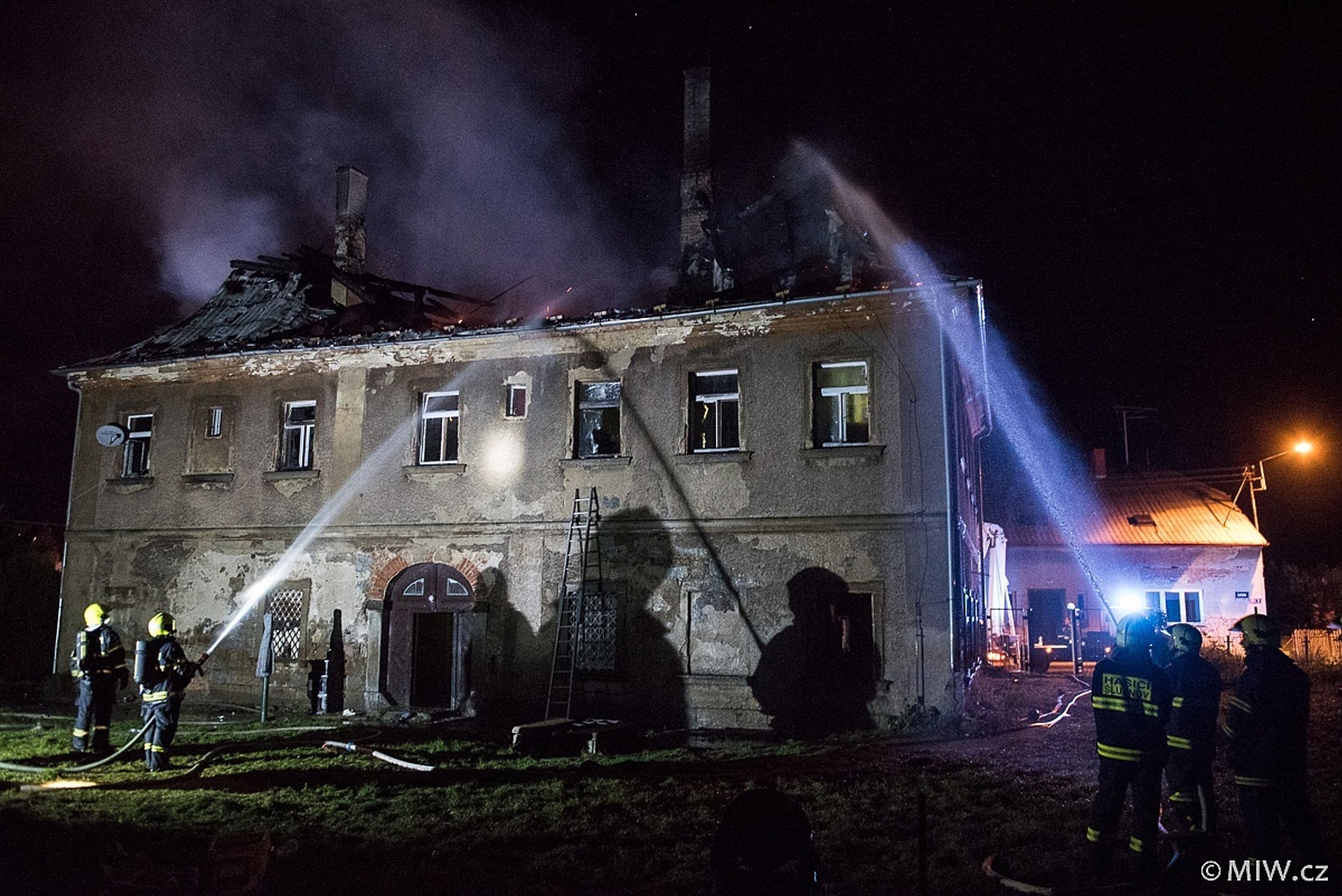 Požár v Jiříkově na Děčínsku zničil obytný dům - 9 - GALERIE: Požár v Jiříkově na Děčínsku zničil obytný dům (9/10)