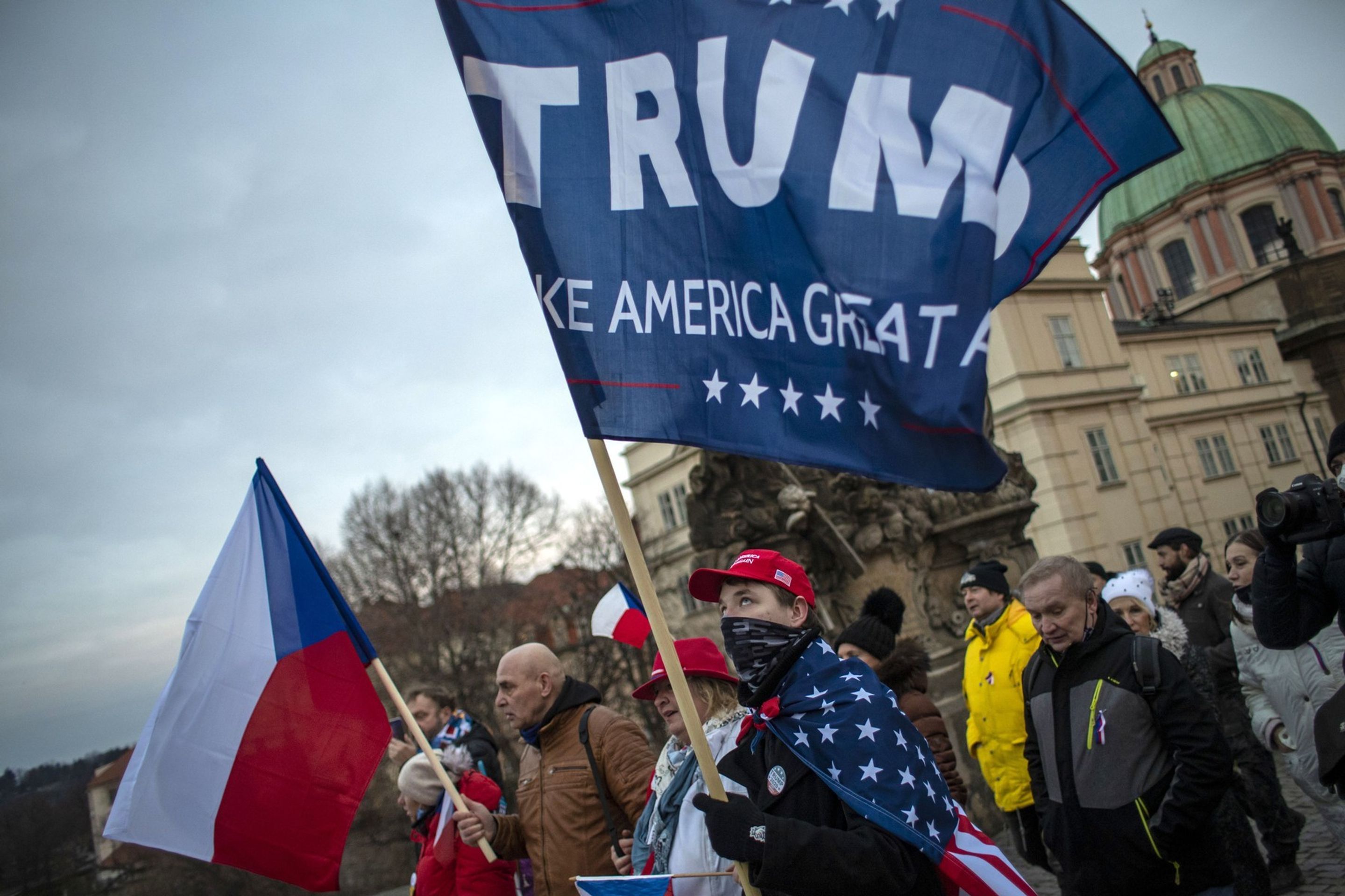 Demonstrace za Trumpa v Praze - 4 - GALERIE: Protestující v Praze měli na prsou židovské hvězdy (1/7)