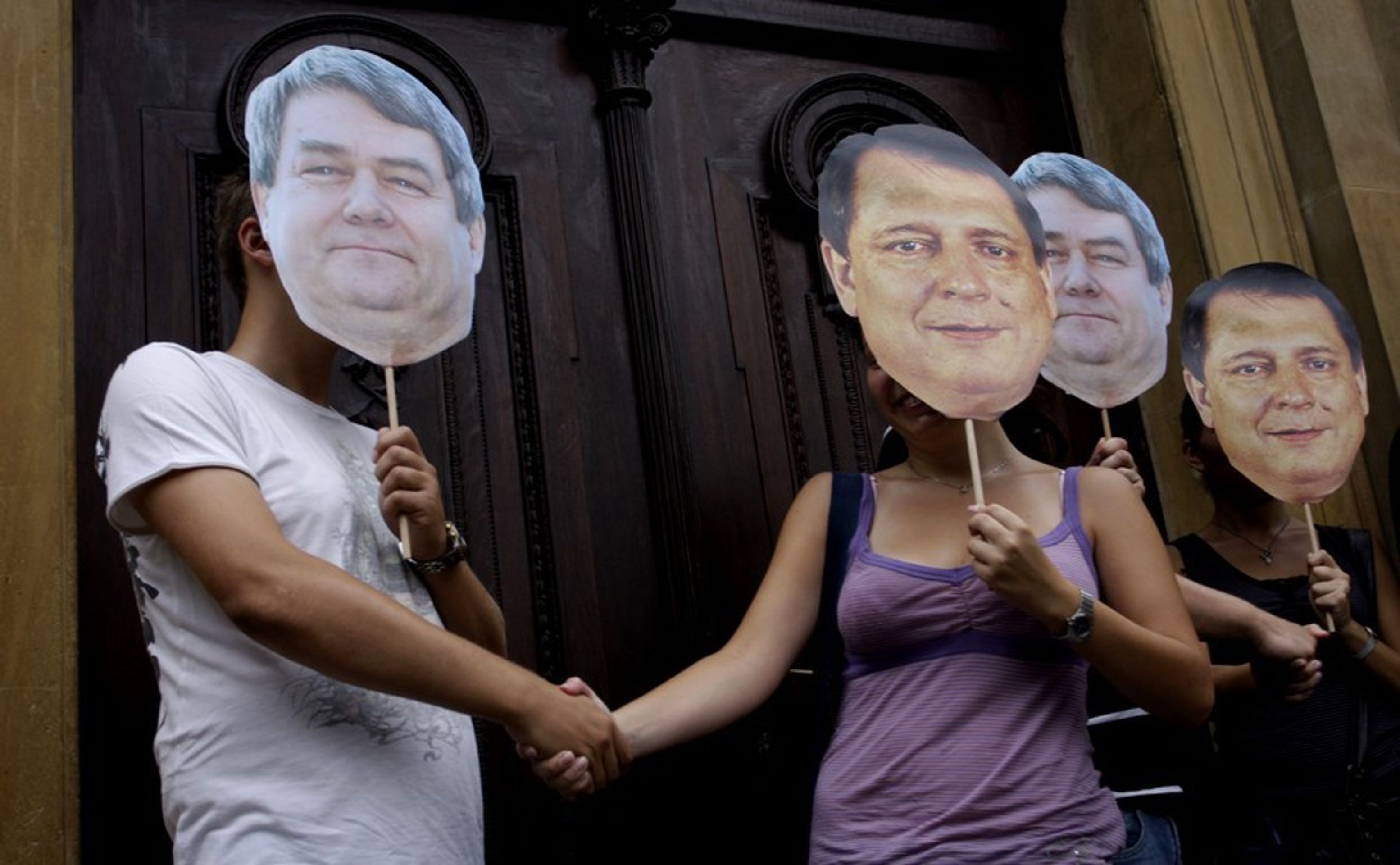 Studenti v maskách Paroubka a Filipa pochodovali Prahou-12 - Galerie: Paroubkove (8/13)
