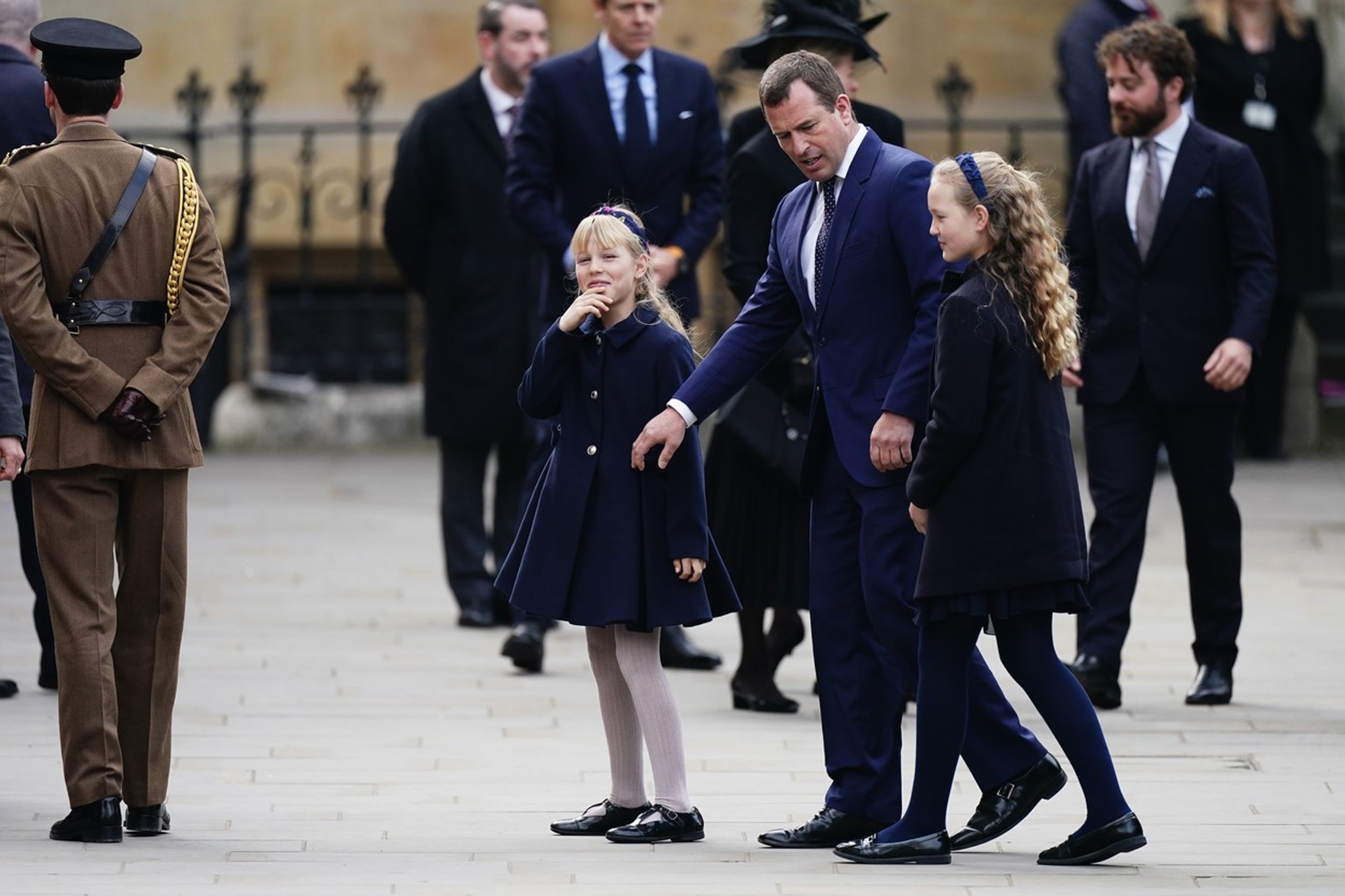 Vzpomínkový obřad prince Philipa - Peter Phillips, Isla Phillips a Savannah Phillips - Vzpomínkový obřad prince Philipa ve Westminsterském opatství (5/6)