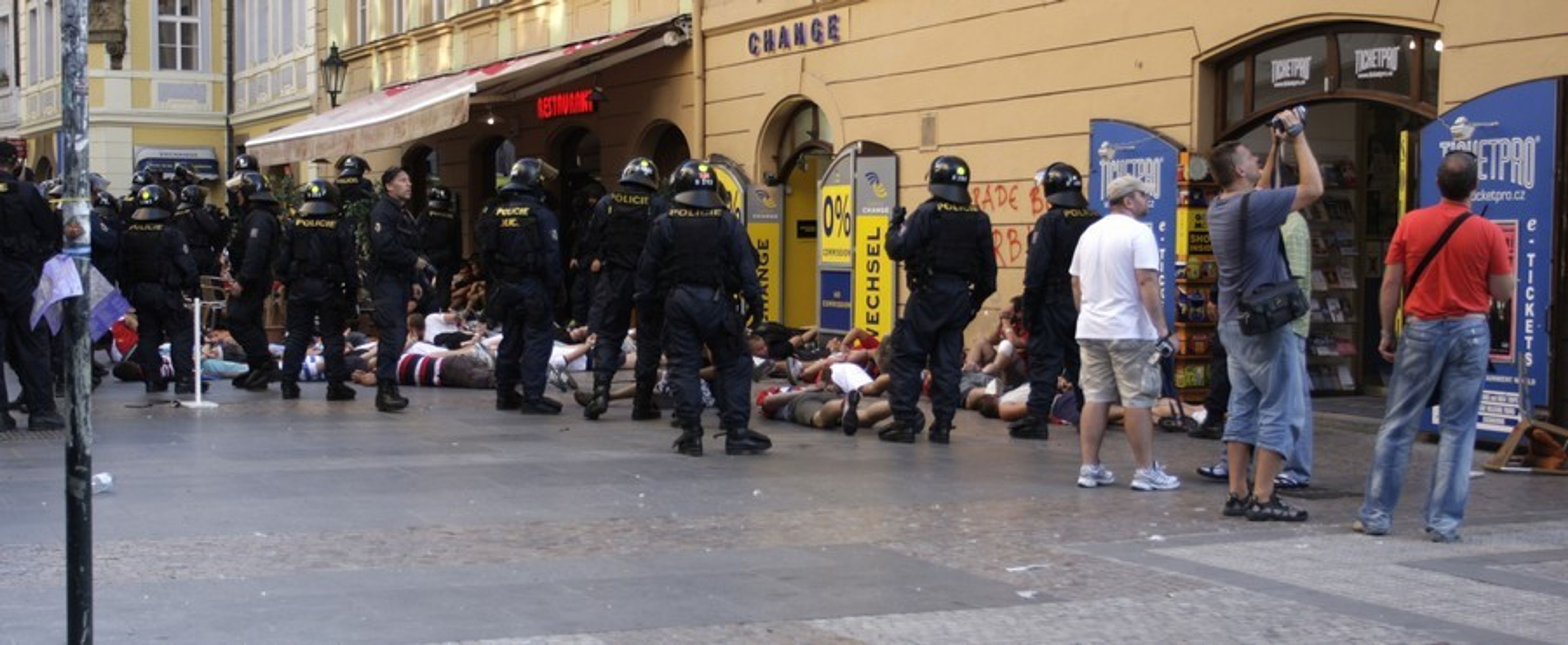 Zátah proti fanouškům na Václaváku-7 - GALERIE: Srbští fanoušci řádí v Praze (3/33)