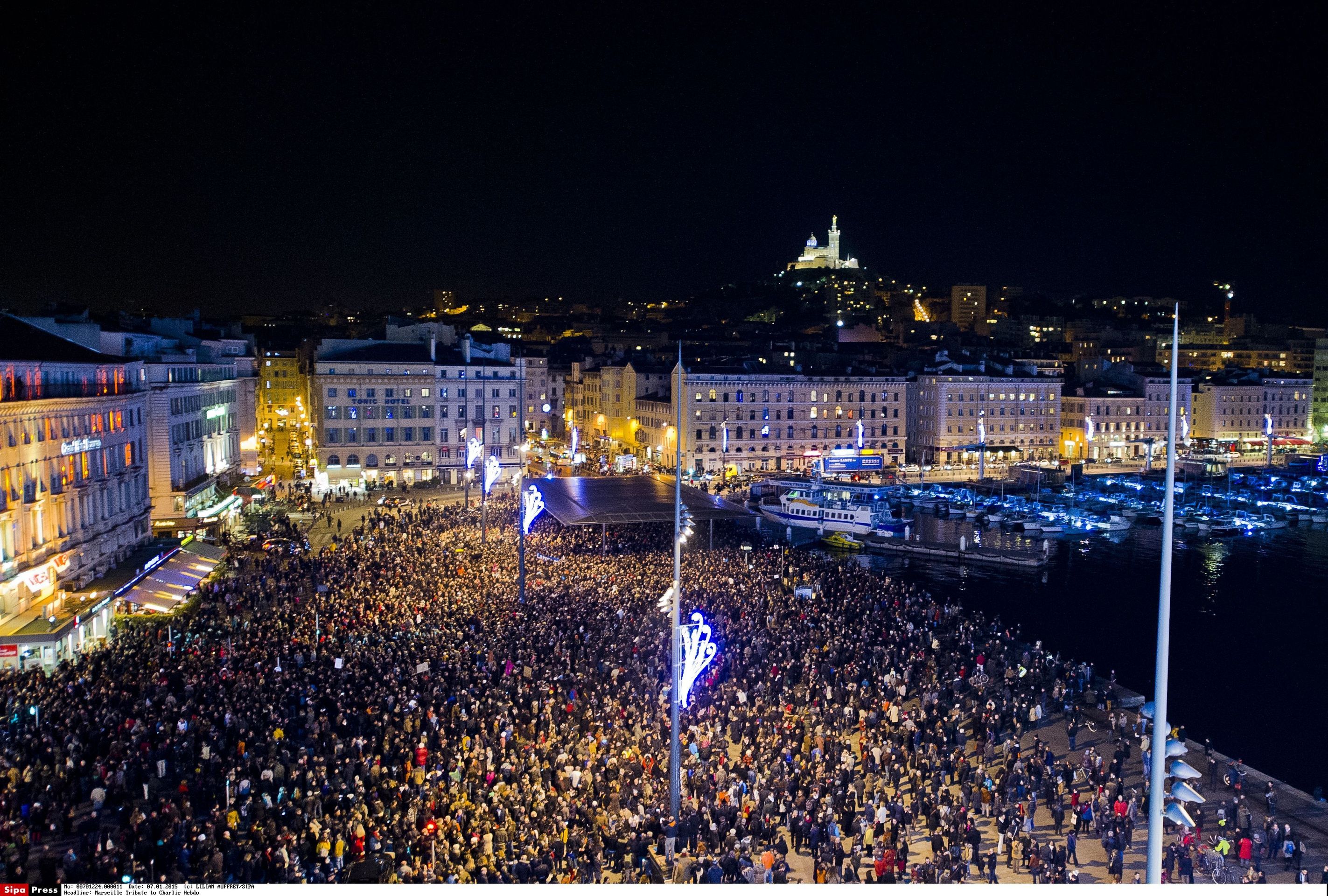 Pieta za mrtvé při masakru v Paříži - 3 - GALERIE: Pieta za mrtvé při masakru v Paříži (3/10)