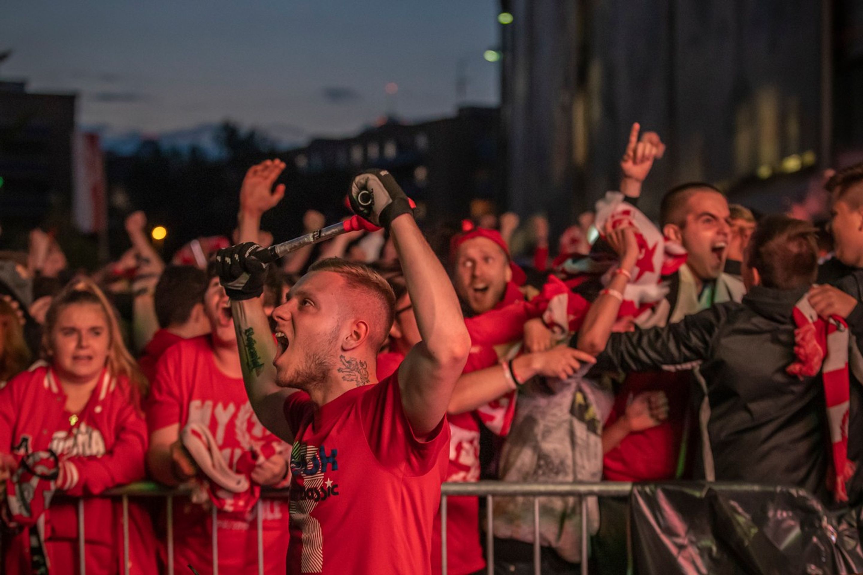Fanoušci vytvořili hráčům parádní atmosféru - GALERIE: Slávisté si užili oslavy titulu před stadionem s tisícem fandů! (12/12)