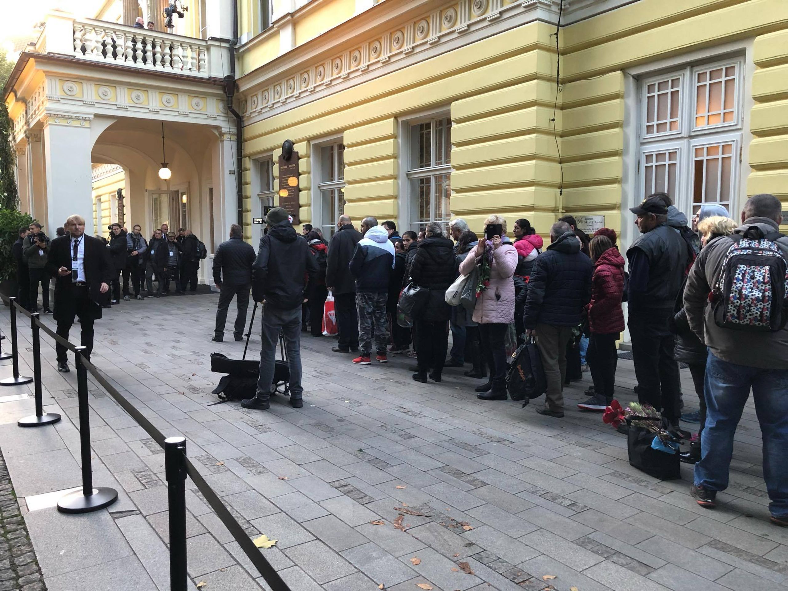 Fanoušci čekají na vpuštění do paláce Žofín - 3 - GALERIE: Loučení s Karlem Gottem na Slovanském ostrově (10/39)