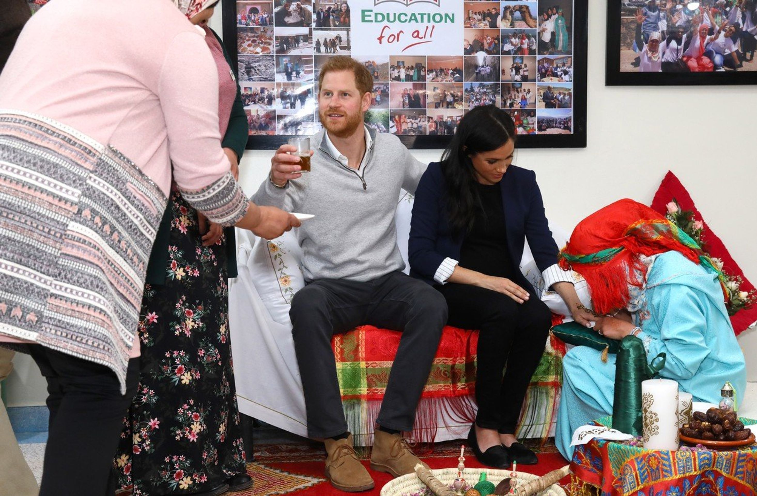 Vévodkyně Meghan na henovém ceremoniálu - GALERIE: Vévodkyně Meghan na henovém ceremoniálu v Maroku (2/3)