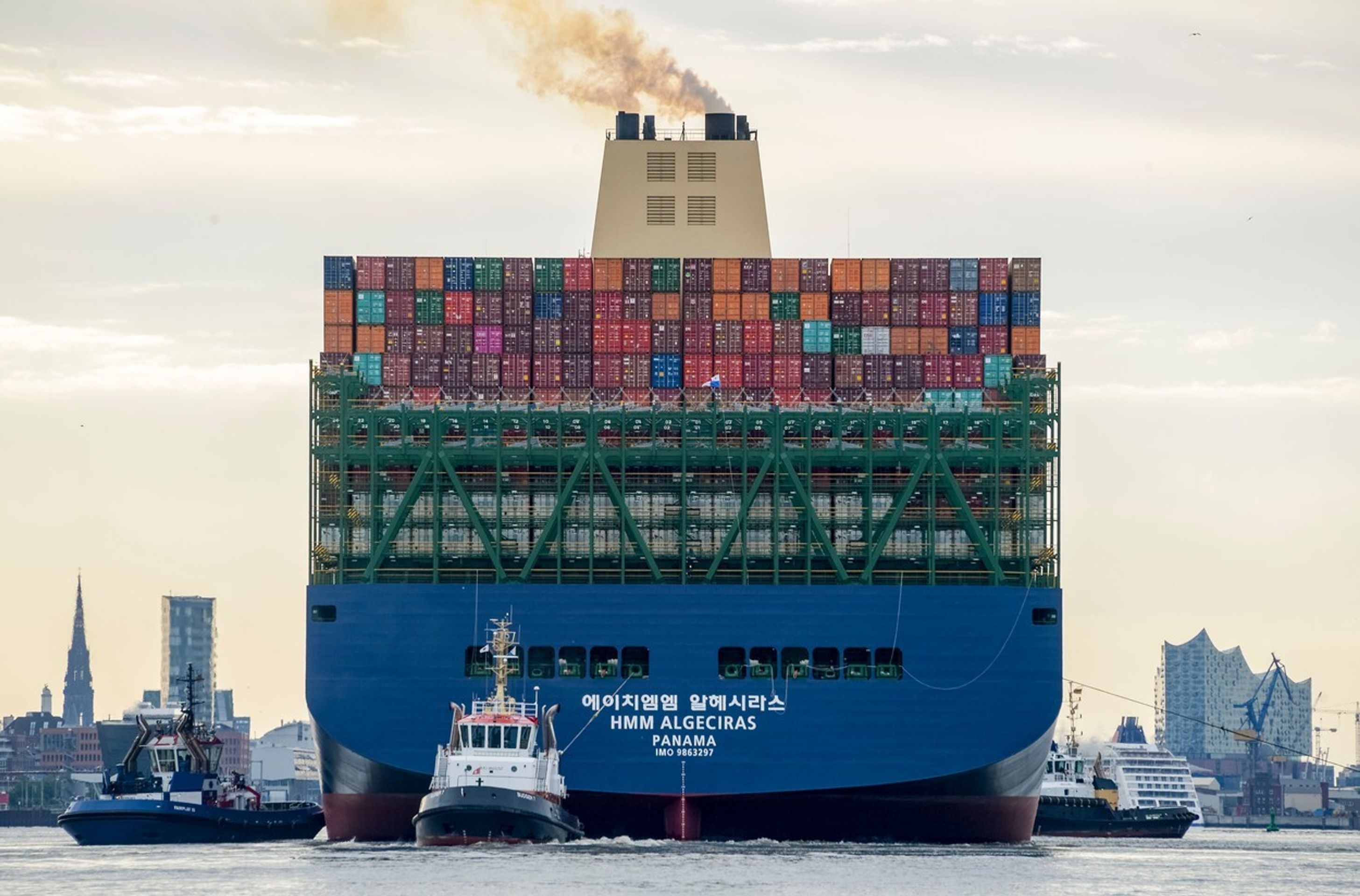Největší kontejnerová loď světa HMM Algeciras připlula do Hamburku - 2 - GALERIE: Největší kontejnerová loď světa HMM Algeciras připlula do Hamburku (3/4)