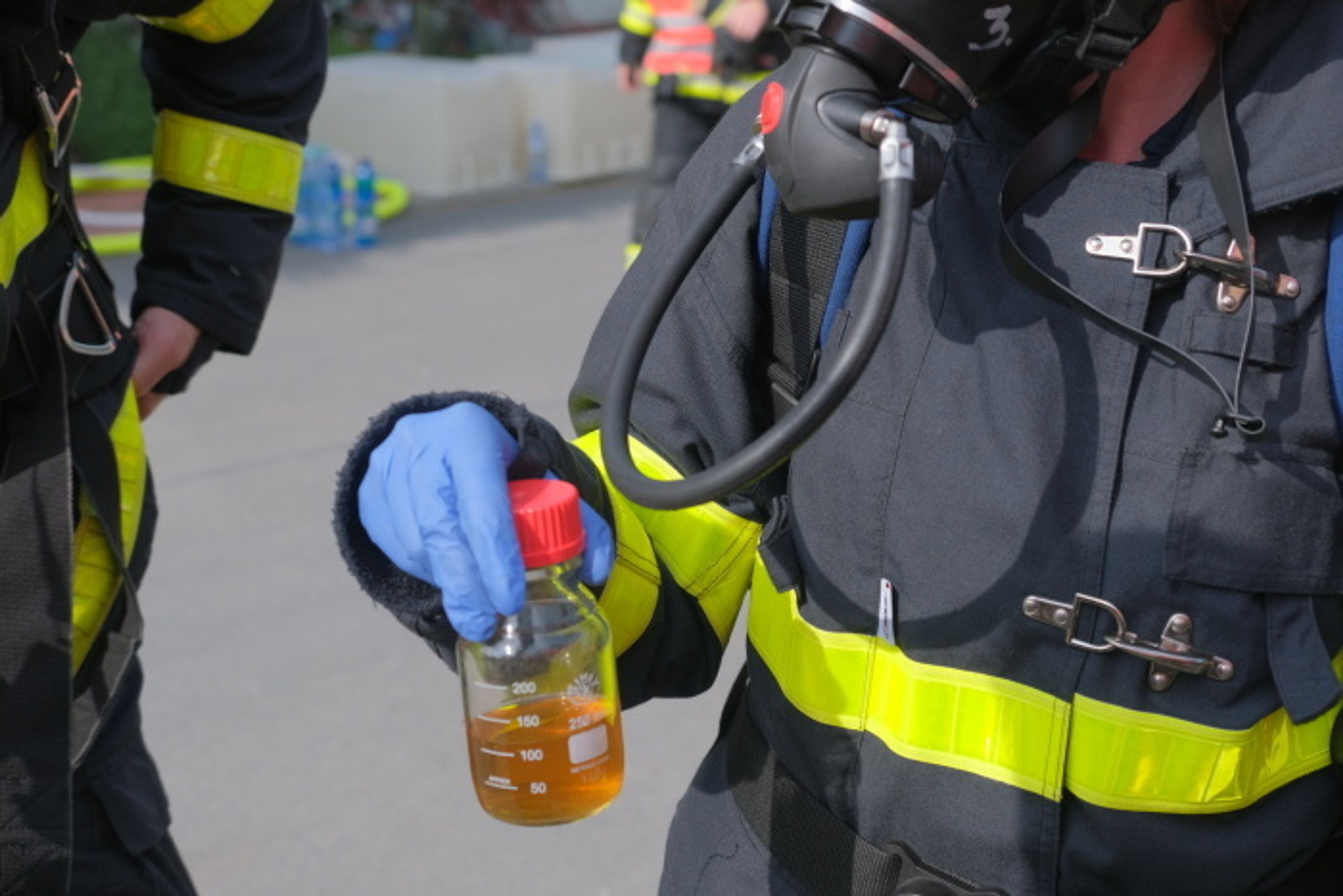 Hasiči řešili v Odrách následky reakce chemikálií - 6 - GALERIE: Hasiči řešili v Odrách následky reakce chemikálií (6/17)