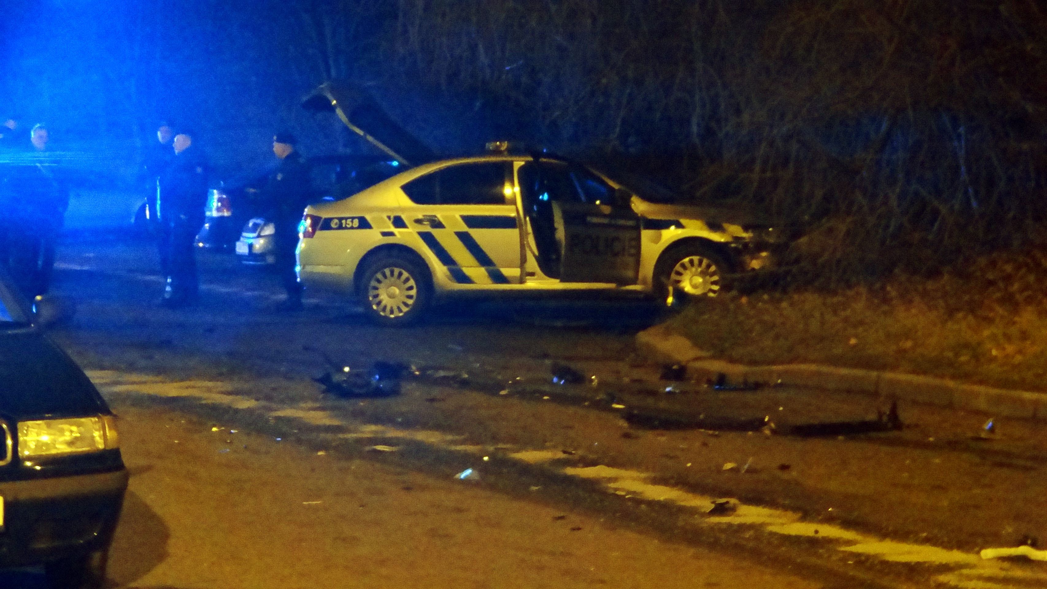 Řidič se nerozpakoval nabourat policejní auto postavené přes cestu - GALERIE: Policejní honička v Praze (5/5)