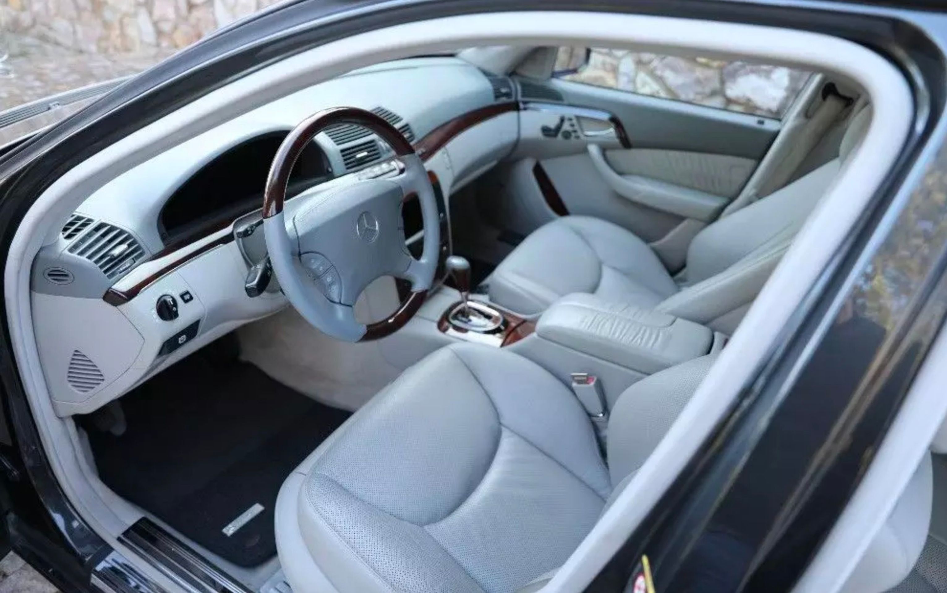 Mercedes-Benz S 500, který patřil Karlu Gottovi - 11 - Fotogalerie: Luxusní Mercedes patřil mezi oblíbená auta Karela Gotta (4/9)