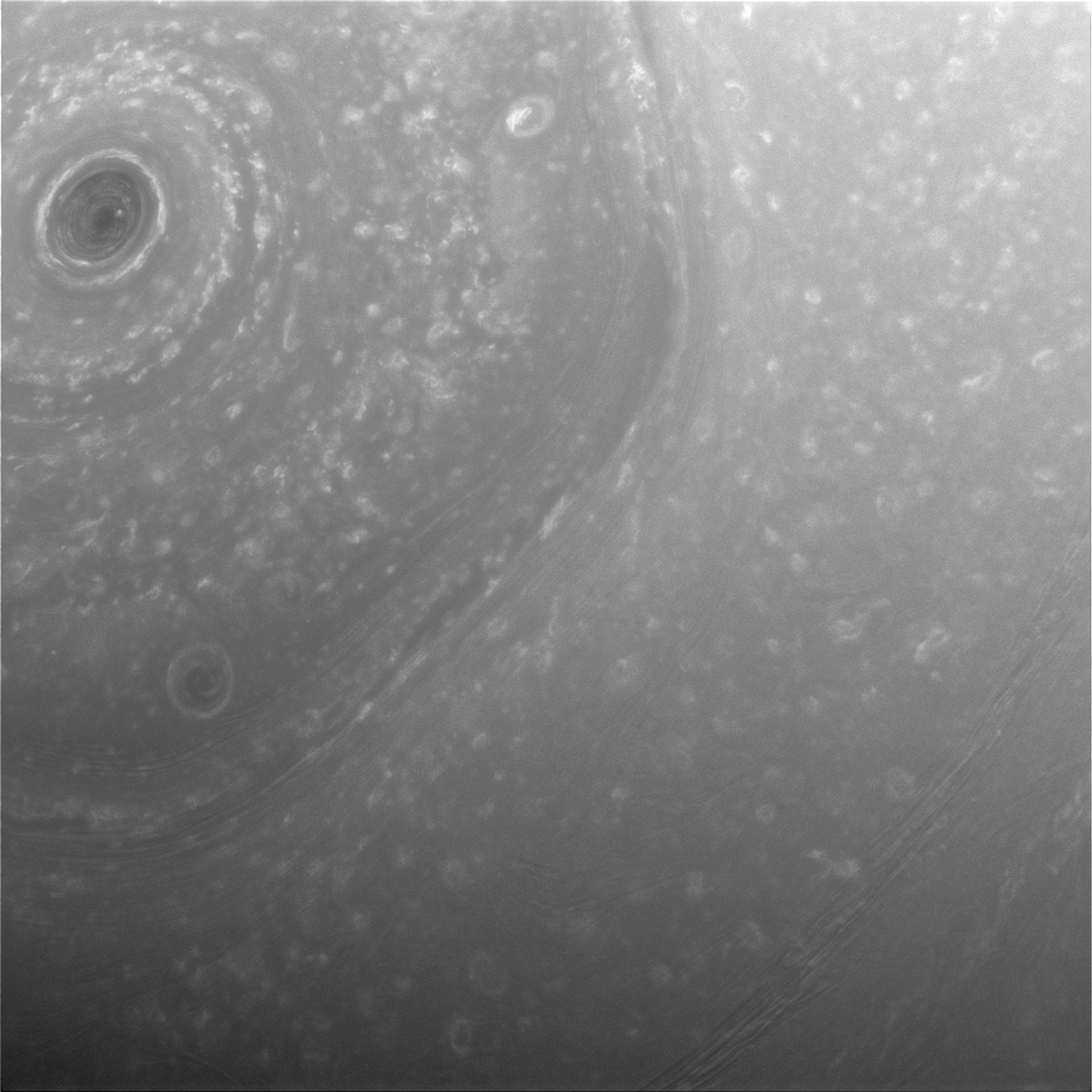 Sonda Cassini vyfotila sever Saturnu z nové oběžné dráhy - GALERIE: Ohromná bouře na severním pólu Saturnu (1/5)