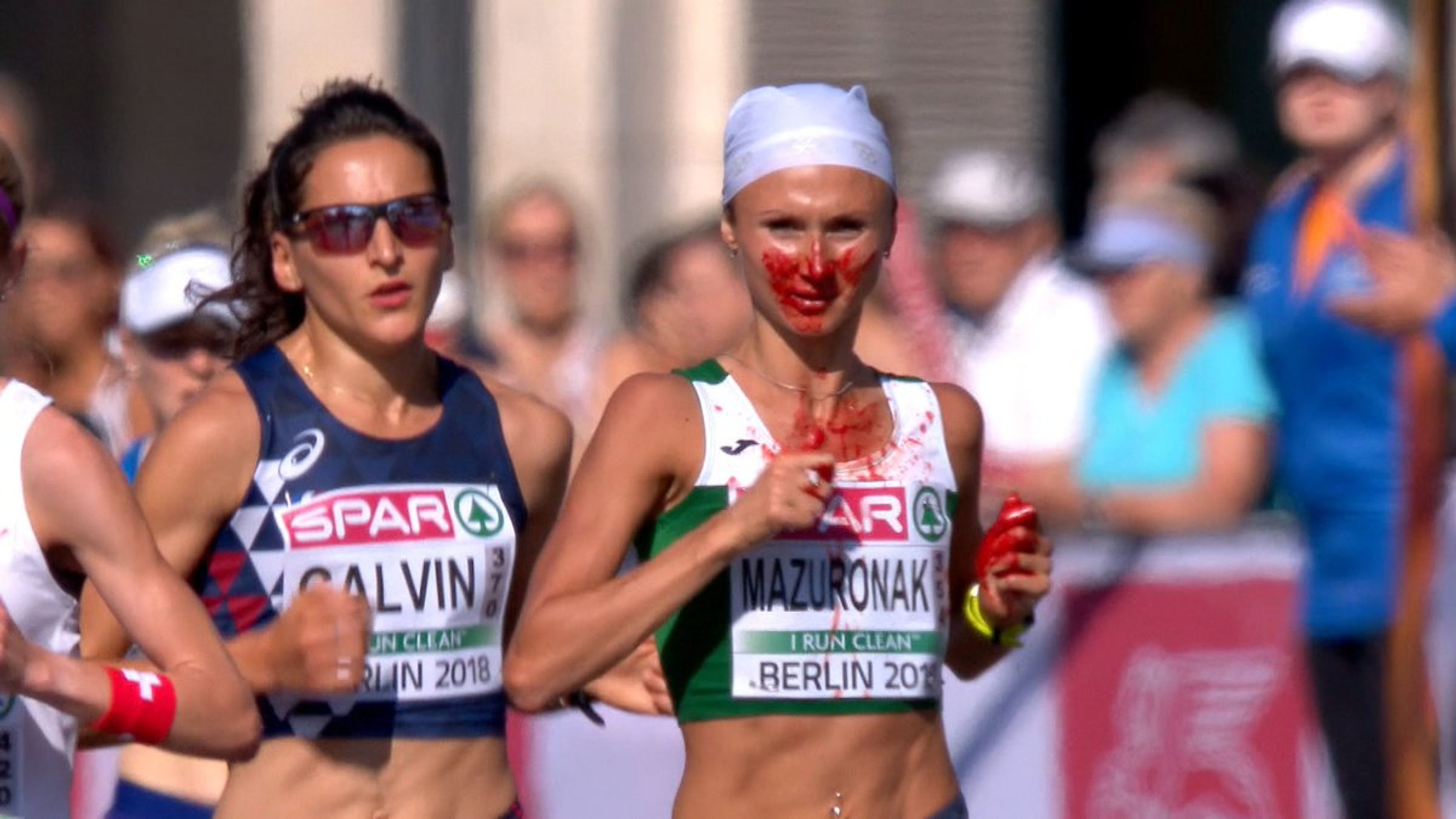 Volha Mazuronak - GALERIE: Maratonkyně během závodu silně krvácela z nosu (2/4)